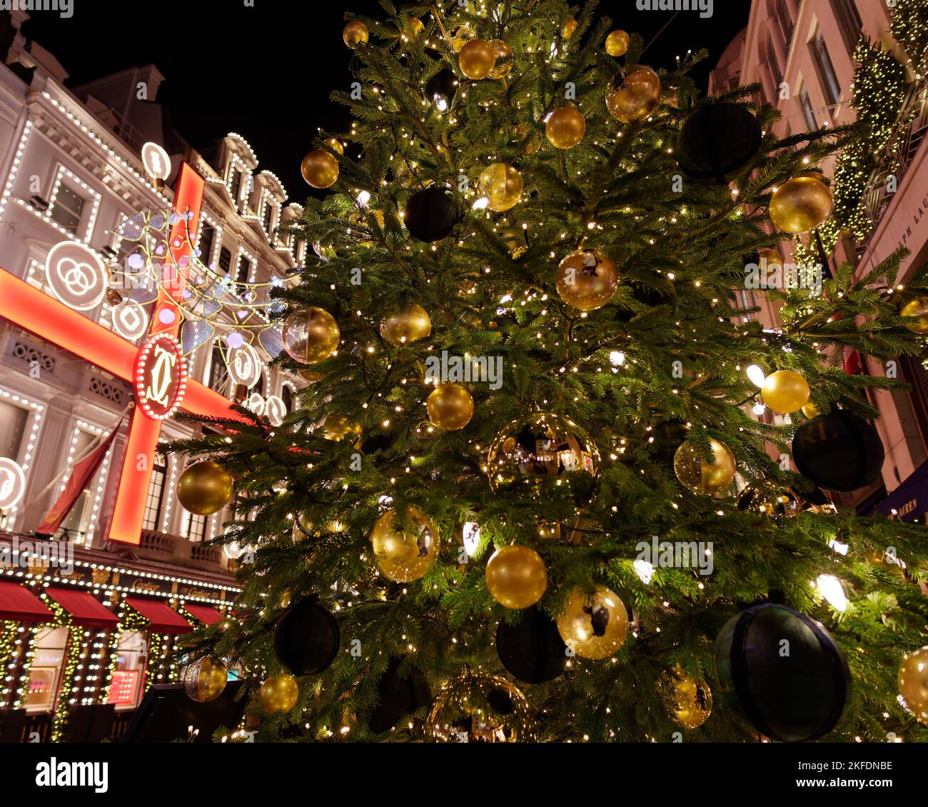 Weihnachtsbaum auf der New Bons Street Cartier Jewellers Ribbon Effect Display hinter London. Stockfoto