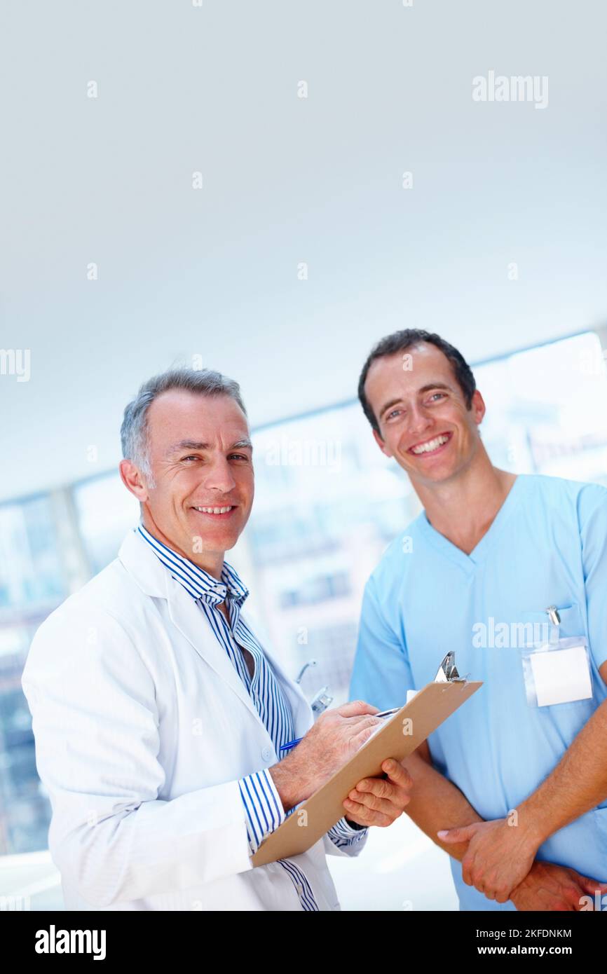 Zufrieden mit der Diagnose. Gesundheitsfachkräfte posieren mit Diagramm. Stockfoto