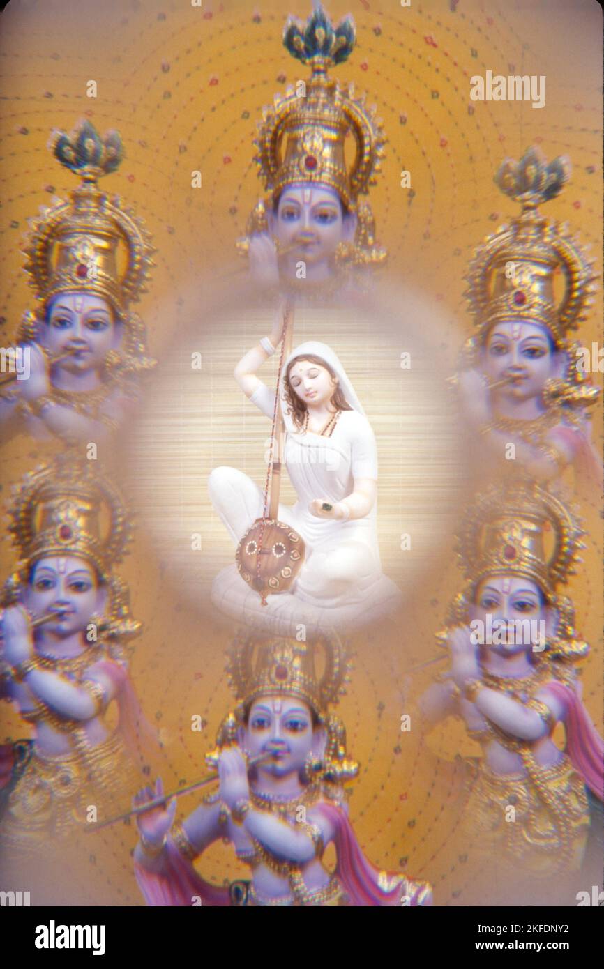 Krishna, der große Vertreter der Bhagavad Gita, ist eine der mächtigsten Inkarnationen Vishnus, der Gottheit der Hindu-Trinität der Gottheiten. Von allen Vishnu-Avataren ist er der populärste, und vielleicht von allen Hindu-Göttern der, der dem Herzen der Massen am nächsten ist. Krishna war dunkel und äußerst stattlich. Das Wort Krishna bedeutet wörtlich "schwarz", und Schwarz bedeutet auch Mysterienhaftigkeit. Stockfoto