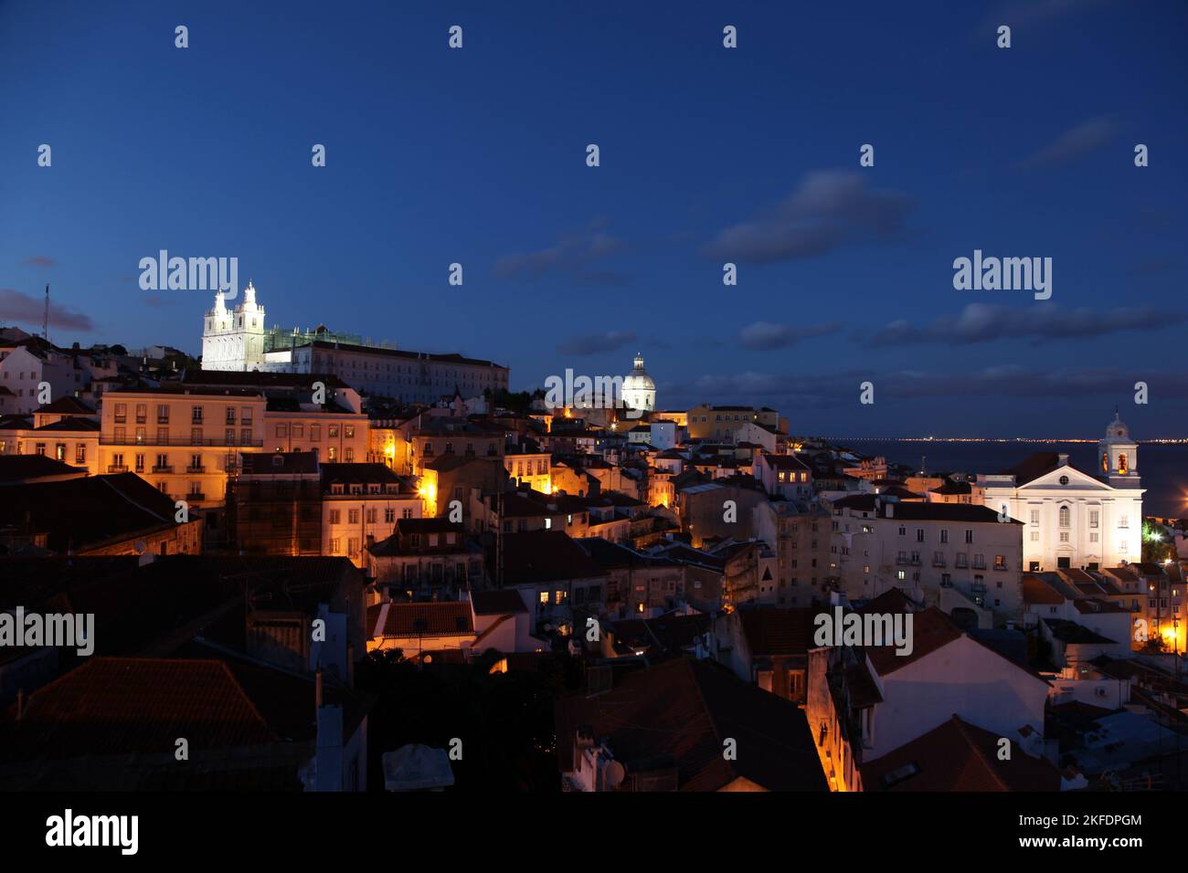 Nächtliches Stadtbild vom Aussichtspunkt im Alfama-Viertel in Lissabon, Portugal. Mit dem Panteao Nacional (Nationales Pantheon) Stockfoto