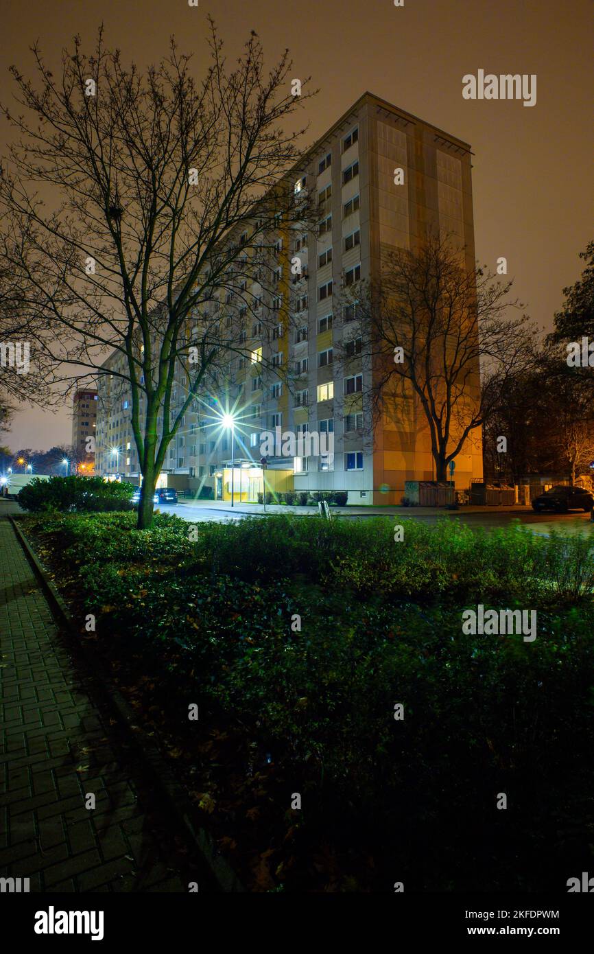 18. November 2022, Sachsen-Anhalt, Magdeburg: Die ersten Lichter brennen in den Fenstern eines Hochhauses in der Hauptstadt Sachsen-Anhalt. Um Verzögerungen bei der Übertragung von Wohnungszuschüssen zu vermeiden, plädiert der Hauptgeschäftsführer des Deutschen Städtebundes Anfang des Jahres für eine unkomplizierte Vorauszahlung. Normalerweise würden die Ämter fünf bis sieben Monate benötigen, um die Anträge zu bearbeiten, aber aufgrund der Multiplikation der Anträge würde dies jetzt noch länger dauern. Aufgrund der hohen Energiepreise sind die Menschen jedoch auf die h angewiesen Stockfoto