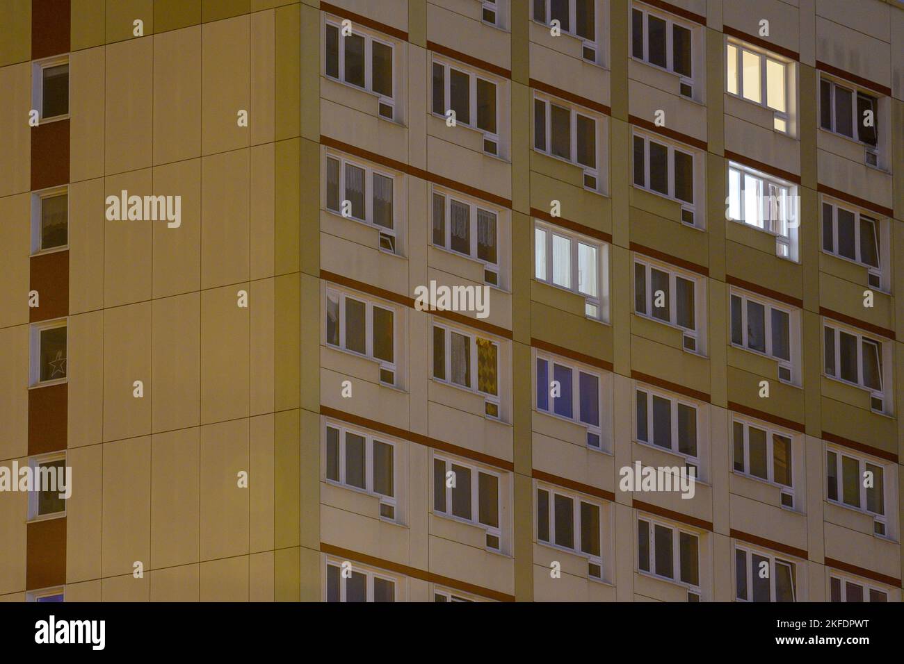 18. November 2022, Sachsen-Anhalt, Magdeburg: Die ersten Lichter brennen in den Fenstern eines Hochhauses in der Hauptstadt Sachsen-Anhalt. Um Verzögerungen bei der Übertragung von Wohnungszuschüssen zu vermeiden, plädiert der Hauptgeschäftsführer des Deutschen Städtebundes Anfang des Jahres für eine unkomplizierte Vorauszahlung. Normalerweise würden die Ämter fünf bis sieben Monate benötigen, um die Anträge zu bearbeiten, aber aufgrund der Multiplikation der Anträge würde dies jetzt noch länger dauern. Aufgrund der hohen Energiepreise sind die Menschen jedoch auf die h angewiesen Stockfoto