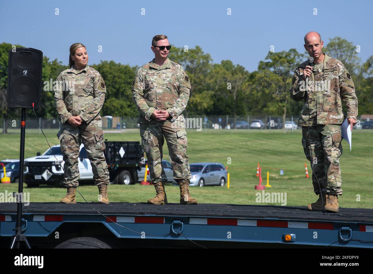 Col. Matthew Calhoun (rechts), Kommandant des 131. Bombenflügels, spricht Mitglieder des Militärs, Familie und Freunde an, um Familienfeiern zu beginnen, als Senior Master Sgt. NINETTE Campbell, 131st Bomb Wing First Sergeant, und Chief Master Sgt. Jason Henke, Chief Master Sergeant des 131st Bomb Wing Command, am 10. September 2022 in der Jefferson Barracks Air National Guard Base, St. Louis, Missouri, bereit sind. Calhoun hob die Leistungen des Flügels im vergangenen Jahr hervor und teilte seine Anerkennung mit seinen Familienmitgliedern für ihre Unterstützung. 131 Bomb Wing, ANG, Jefferson Barracks, MOANG, Missouri, Familie, Stockfoto