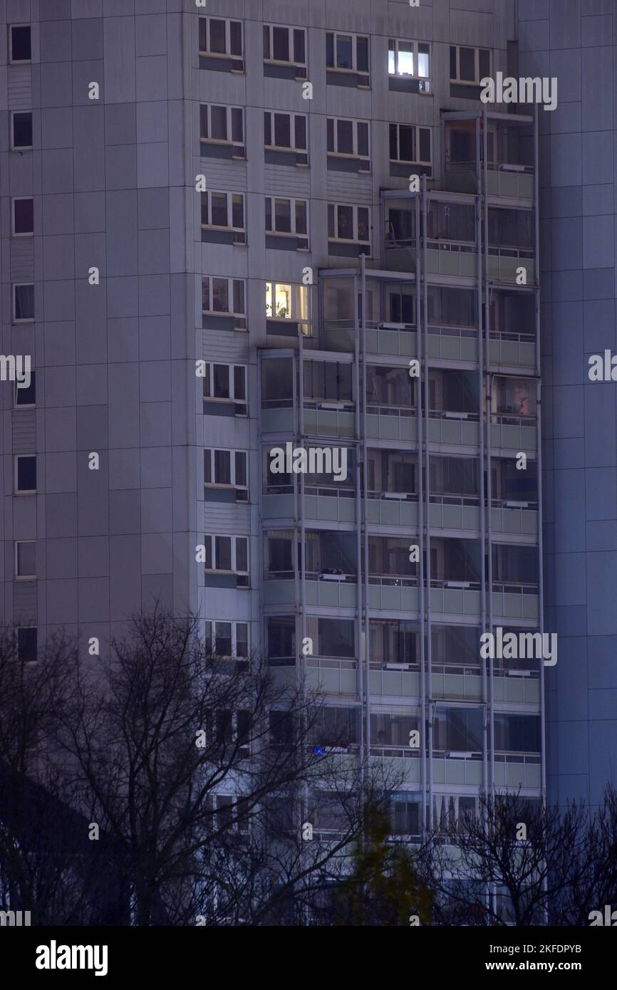 18. November 2022, Sachsen-Anhalt, Magdeburg: Die ersten Lichter brennen in den Fenstern eines Hochhauses in der Hauptstadt Sachsen-Anhalt. Um Verzögerungen bei der Übertragung von Wohnungszuschüssen zu vermeiden, plädiert der Hauptgeschäftsführer des Deutschen Städtebundes Anfang des Jahres für eine unkomplizierte Vorauszahlung. Normalerweise benötigen die Ämter fünf bis sieben Monate, um die Anträge zu bearbeiten, aber aufgrund der Multiplikation der Anträge wird dies jetzt noch länger dauern. Aufgrund der hohen Energiepreise sind die Menschen jedoch auf den Wohnraum angewiesen Stockfoto