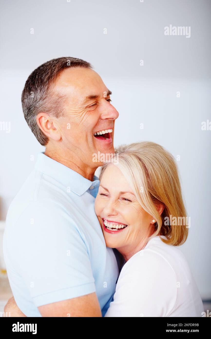 Ein liebevolles Seniorenpaar umarmt sich verliebt. Porträt eines liebevollen Seniorenpaares, das sich verliebt. Stockfoto