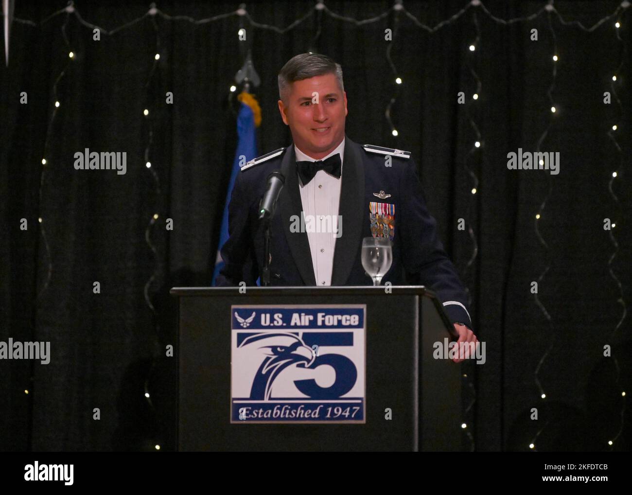 David Fazenbaker, Kommandeur des 62d Airlift Wing, gibt Eröffnungsbemerkungen während des Team McChord Air Force Ball, um das 75-jährige Jubiläum der Air Force im Tacoma Convention Center in Tacoma, Washington, am 10. September 2022 zu feiern. Der National Security Act von 1947 wurde am 18. September 1947 umgesetzt, der die U.S. Air Force als eigenständige Dienststelle etablierte. 62 AW, 75. Jahrestag, AF75, Air Force Ball, JBLM, Team McChord, Stockfoto