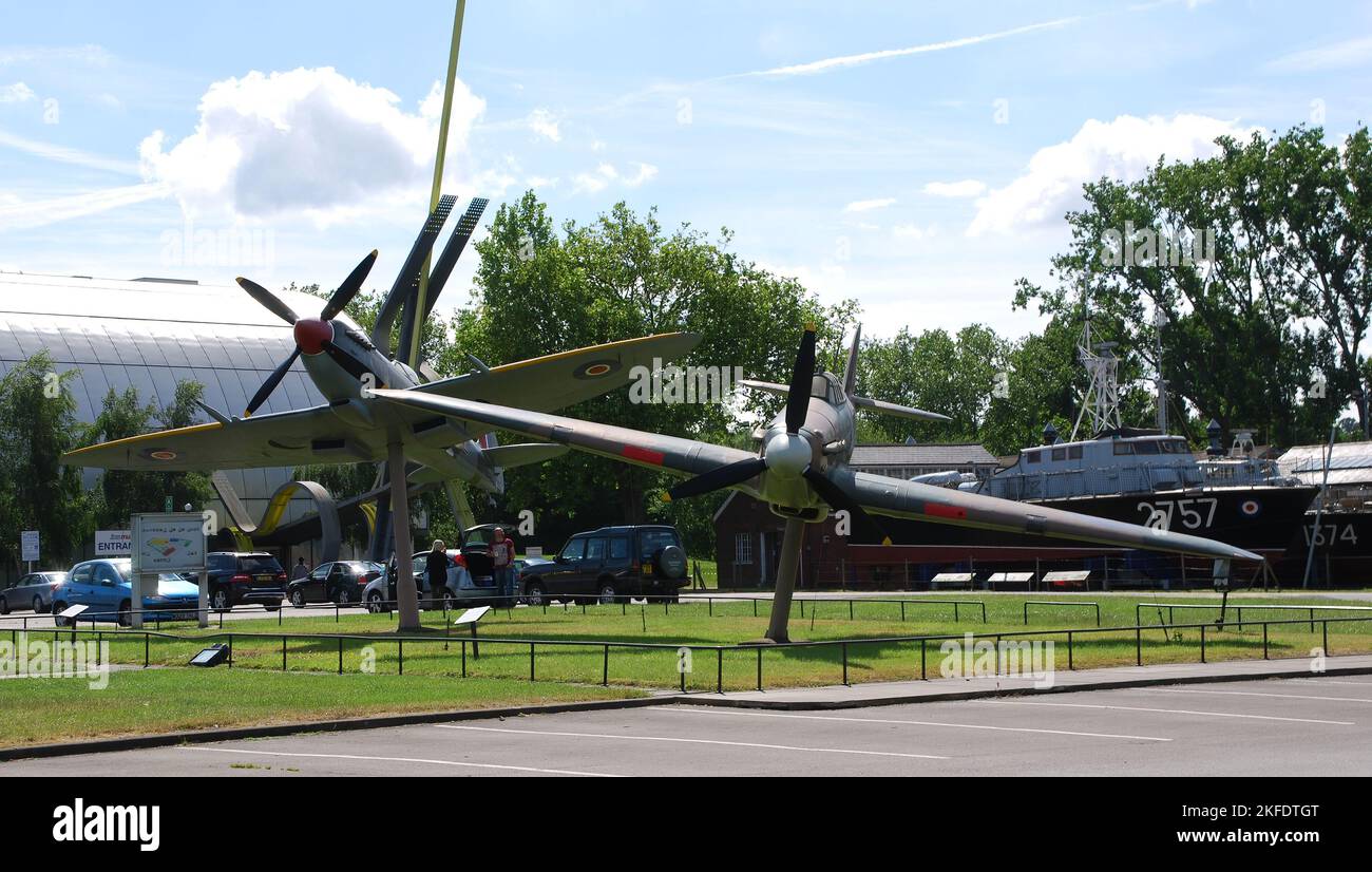 Historische Flugzeuge werden am Haupteingang des Londoner R.A.F. ausgestellt Museum. Stockfoto