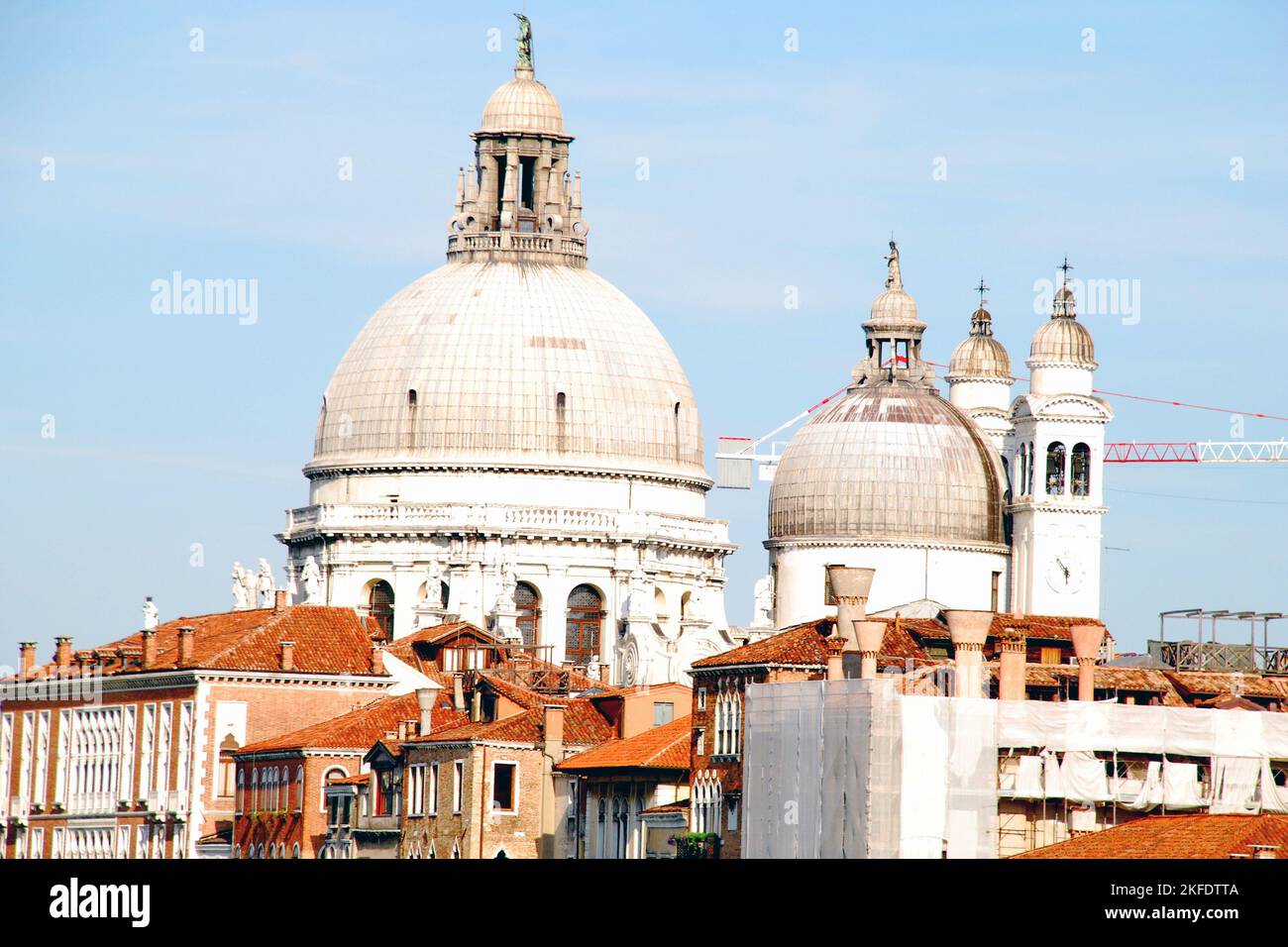 Kirchen, alte Bauten und farbenfrohe Gebäude am Canale Grande, Venedig, Italien Stockfoto