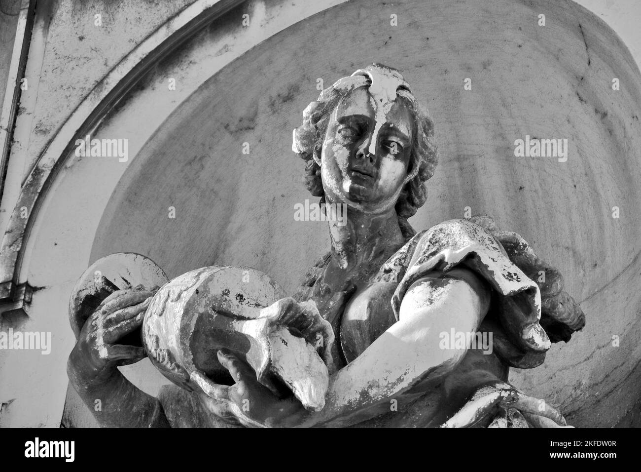 Schnitzereien an der Außenwand der Kirche, Canale Grande, Venedig, Italien Stockfoto