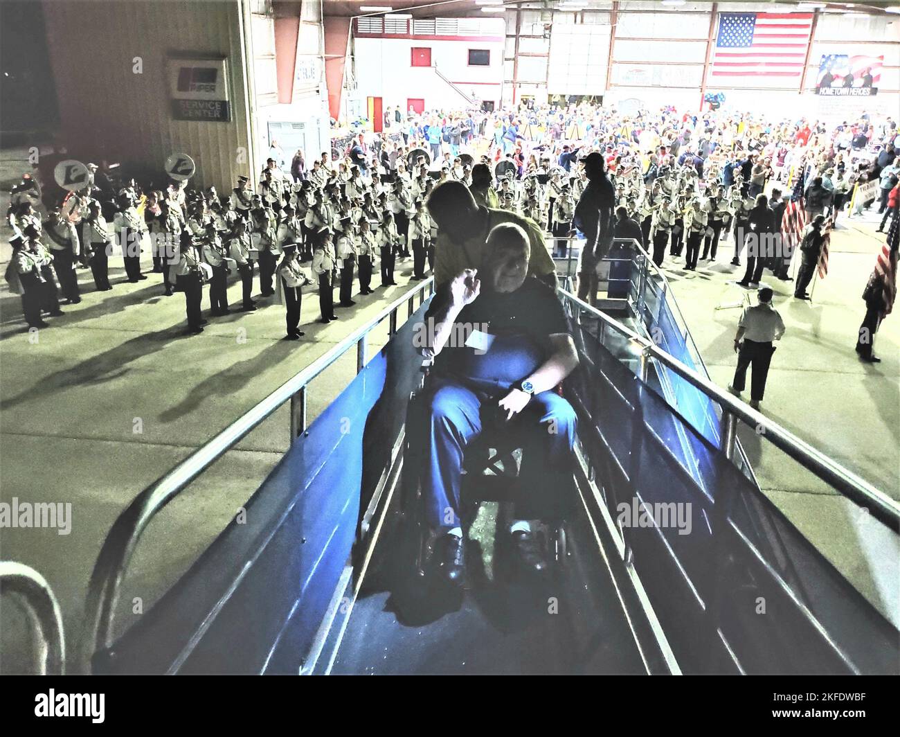 Ein Militärveteran wird am 10. September 2022 im Rahmen des Freedom Honor Flight am Flughafen La Crosse, Wisconsin, zu einem Flugzeug befördert. Der Honor Flight brachte etwa 100 Veteranen und 50 Eskorten nach Washington, D.C., um militärische Gedenkstätten in der Hauptstadt der Nation zu sehen. (Foto von Command Sgt. Maj. Raquel DiDomenico, Fort McCoy, Wisp.) Stockfoto