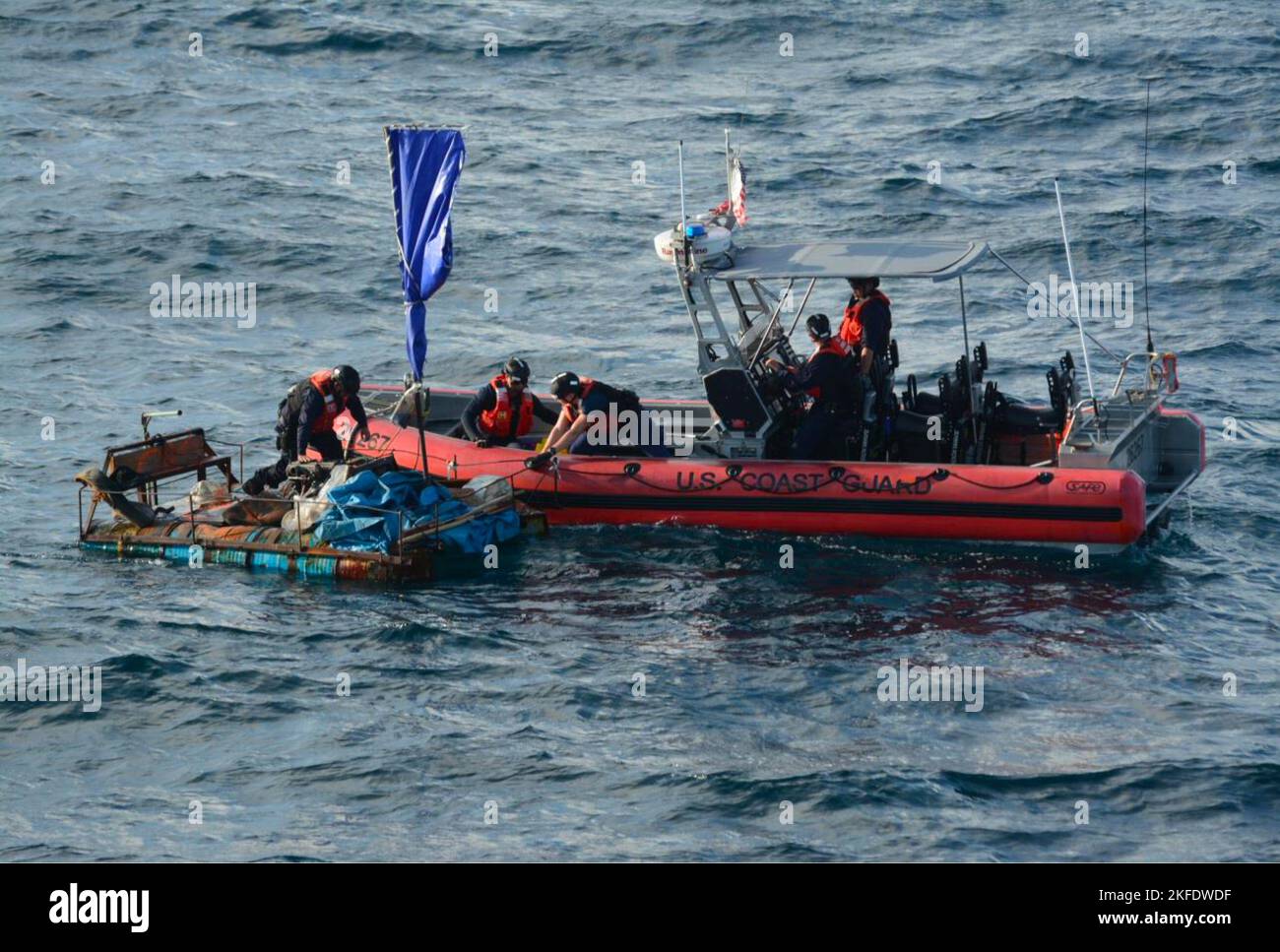 Eine Küstenwache Cutter Diligence-Bootscrew verbietet Migranten am 10. September 2022 während einer Patrouille in der South Florida Straits. Es wird vermutet, dass das Migrantenschiff aus Kuba stammt und 12 Personen an Bord hatte. Stockfoto