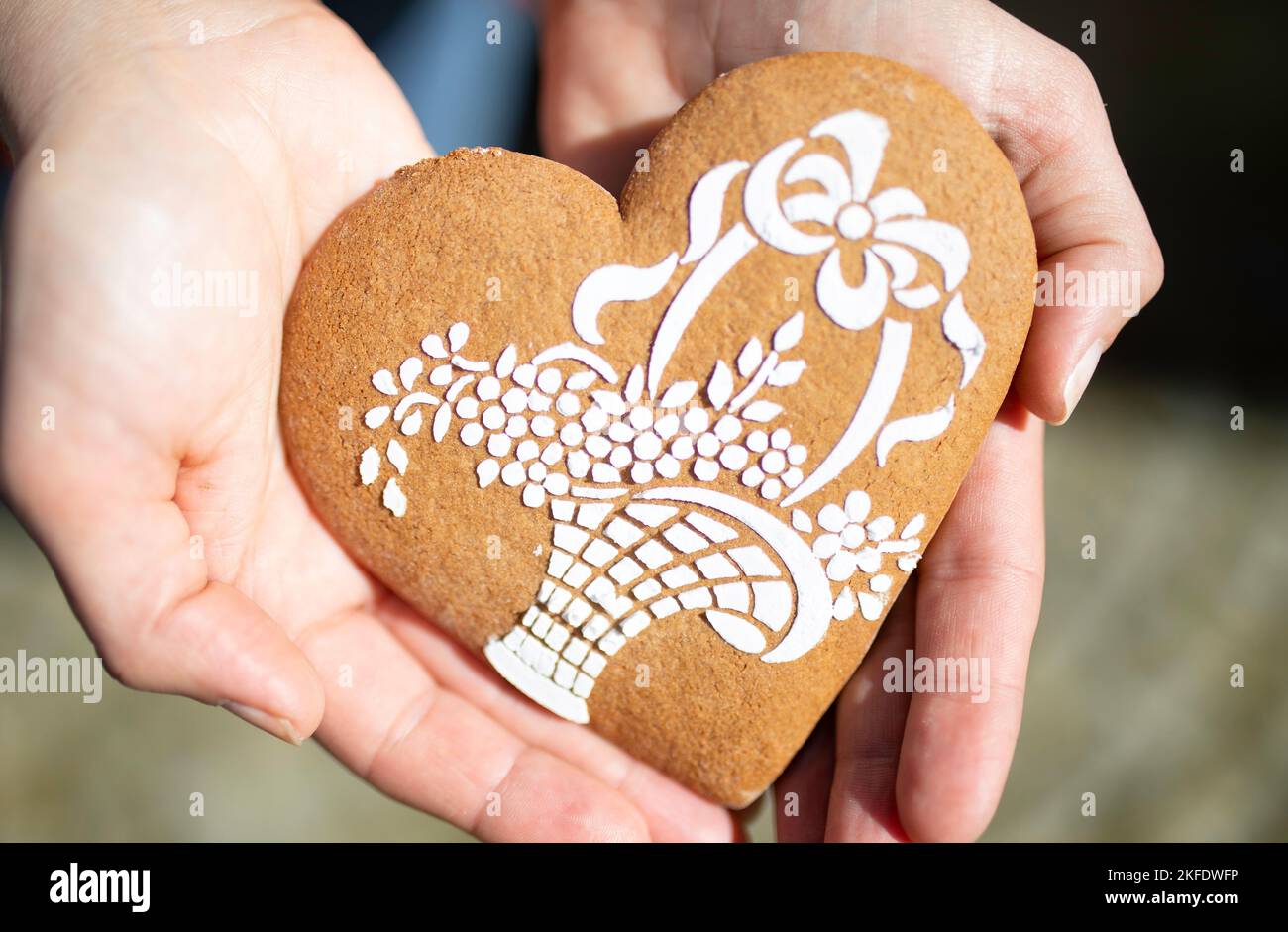 Dekoriertes Lebkuchen in der Handfläche präsentiert. Hausgemachte Produkte, Urlaub. Stockfoto