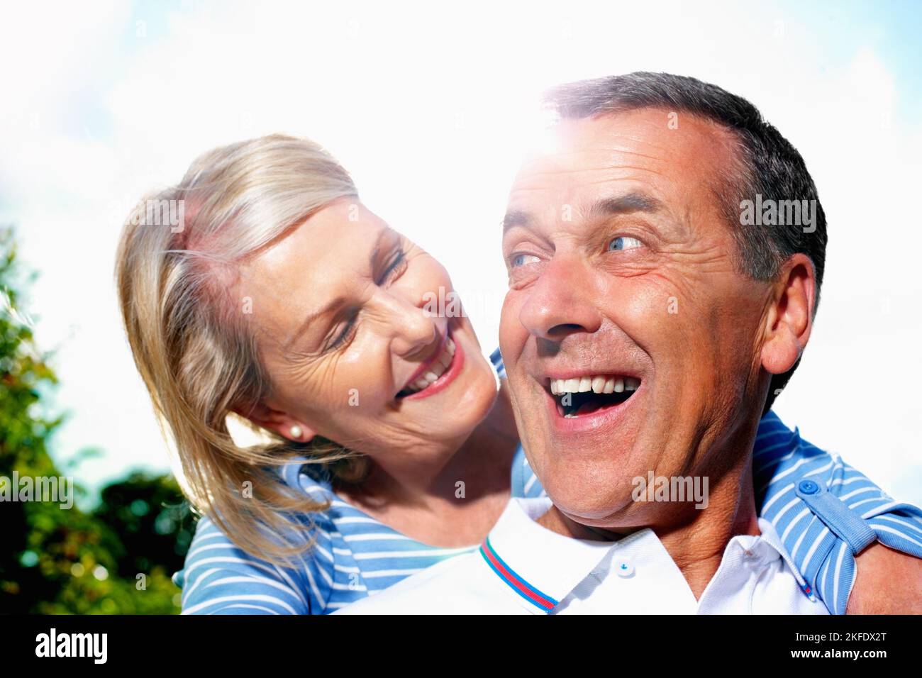 Glückliches und freudiges Seniorenpaar, das Zeit zusammen verbringt. Nahaufnahme Porträt eines glücklichen und fröhlichen älteren Paares, das Zeit zusammen verbringt. Stockfoto