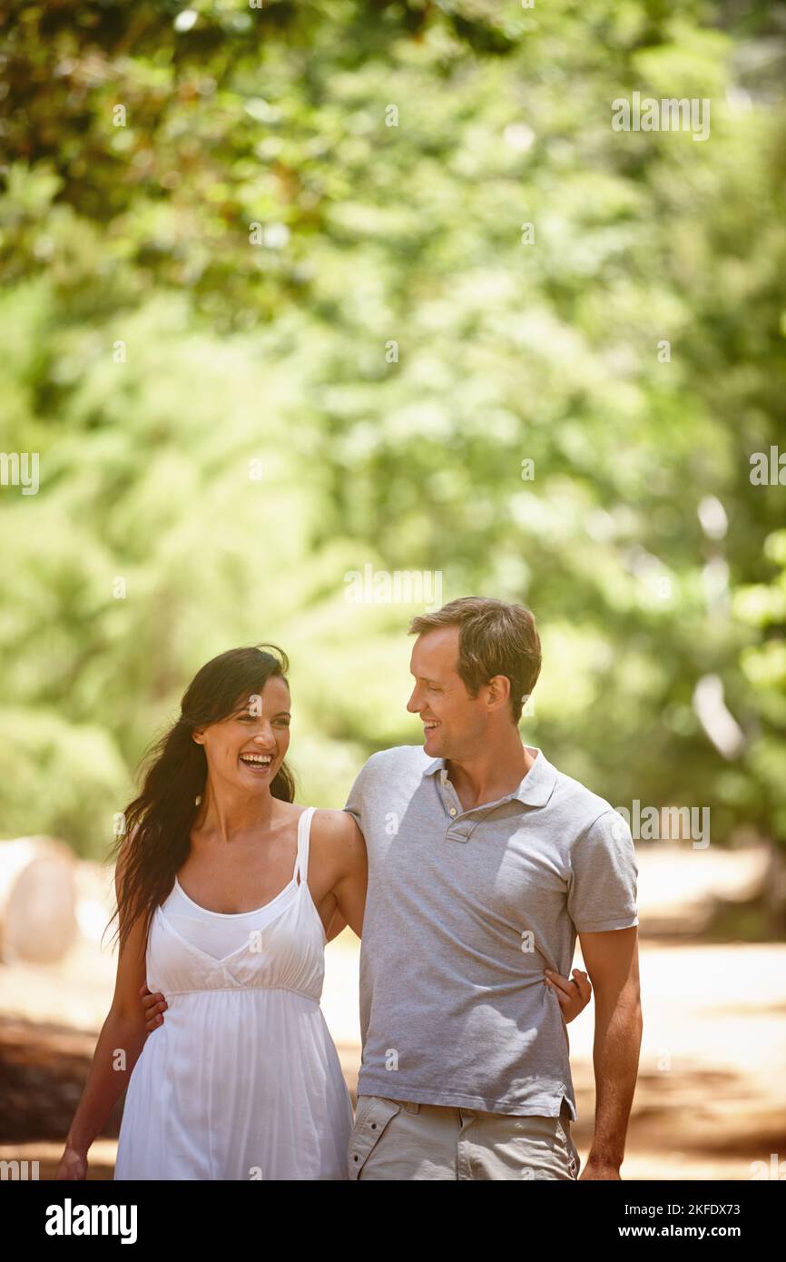 Loving You ist mein Lieblingsabenteuer. Ein glückliches Paar genießt einen unbeschwerten Tag zusammen im Wald. Stockfoto