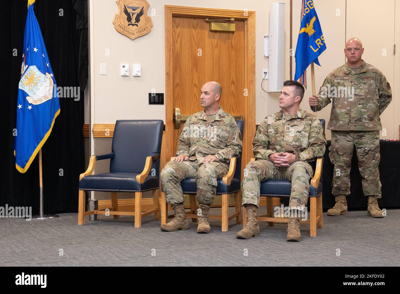 Kapitän Nathan Dampf und Oberstleutnant Jeffrey Bishop hören zu, wie der Kommandant der Mission Support Group von 131., Oberstleutnant William Miller, bei der Zeremonie zur Befehlsänderung des Logistics Readiness Squadron 131. auf der Whiteman Air Force Base, Missouri, am 11. September 2022, spricht. LT. Col. Bishop gab das Kommando auf, und Capt. Dampf übernahm das Kommando. Dies ist der erste Befehl von Dampf. Stockfoto