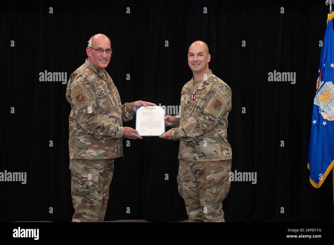 LT. Col. Jeffrey Bishop erhält den Meritorious Service Award für seine Zeit als Kommandant des Logistics Readiness Squadron 131. auf der Whiteman Air Force Base Missouri am 11. September 2022. Er gab das Kommando auf, um im Readiness Center der Air National Guard in Maryland zu arbeiten und unterstützte das Manpower and Personnel Directorate. Stockfoto