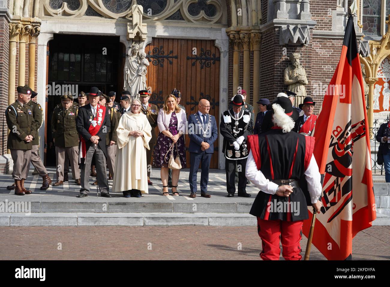 2. Brigade Combat Team, 101. Airborne Division (Air Assault) Soldaten und Führer aus den Niederlanden, der US-Botschaft und mehreren NATO-Alliierten erhalten am 11. September 2022 einen Gruß der Saint Barbara Guild vor der Sint-Lambertuskerk Kirche in Veghel, Niederlande. Die Saint Barbara Guild hat das Ziel, das kulturelle Erbe und die Traditionen der alten Gilden am Leben zu erhalten. Soldaten der 101. Airborne Division (Air Assault) nahmen an mehreren Market Garden Gedenkfeiern in den Niederlanden Teil. Sie konnten sich wieder mit den niederländischen Bürgern und zusammen mit ihnen verbinden Stockfoto