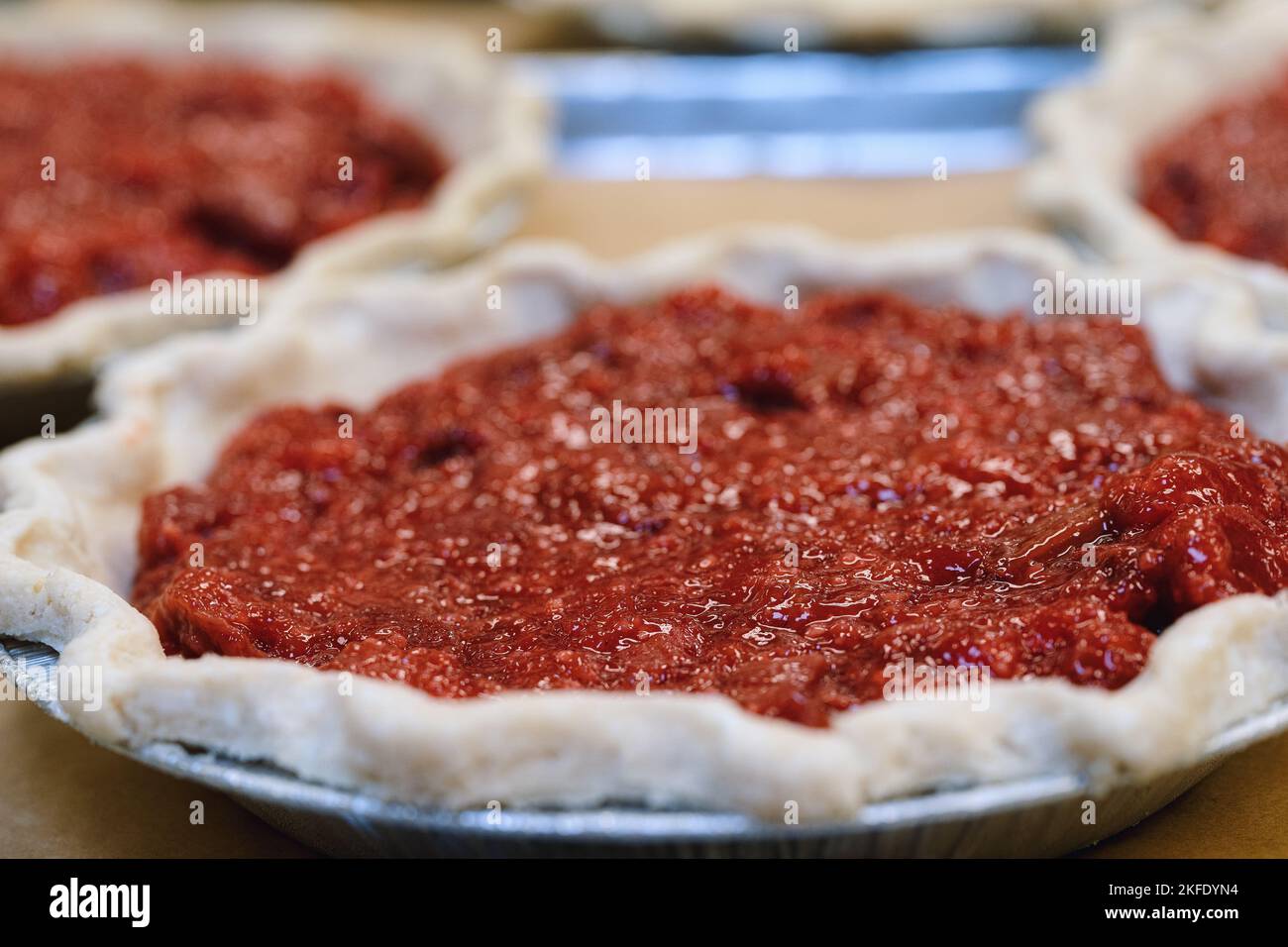 Ein Beerkuchen steht bereit zum Backen in einer industriellen Bäckerei Stockfoto