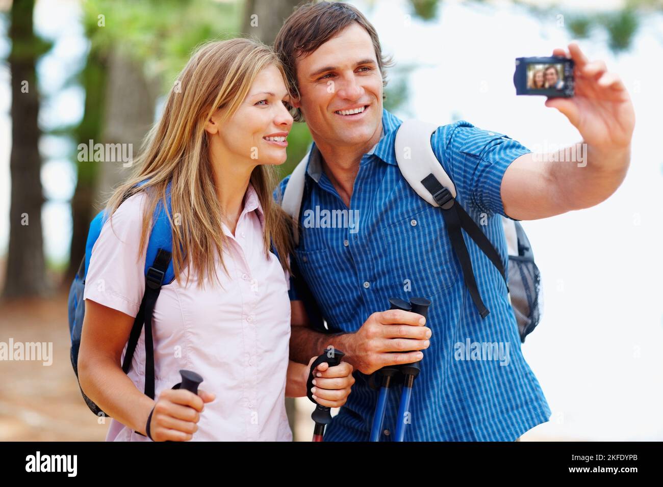 Paar fotografiert beim Wandern. Pärchen, die eine Pause vom Wandern machen und ein Foto von sich selbst machen. Stockfoto