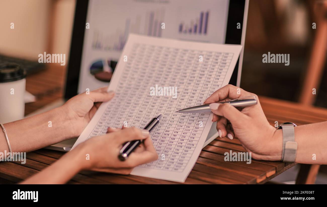 Nahaufnahme. Kollegen analysieren allgemeine Finanzinformationen . Stockfoto
