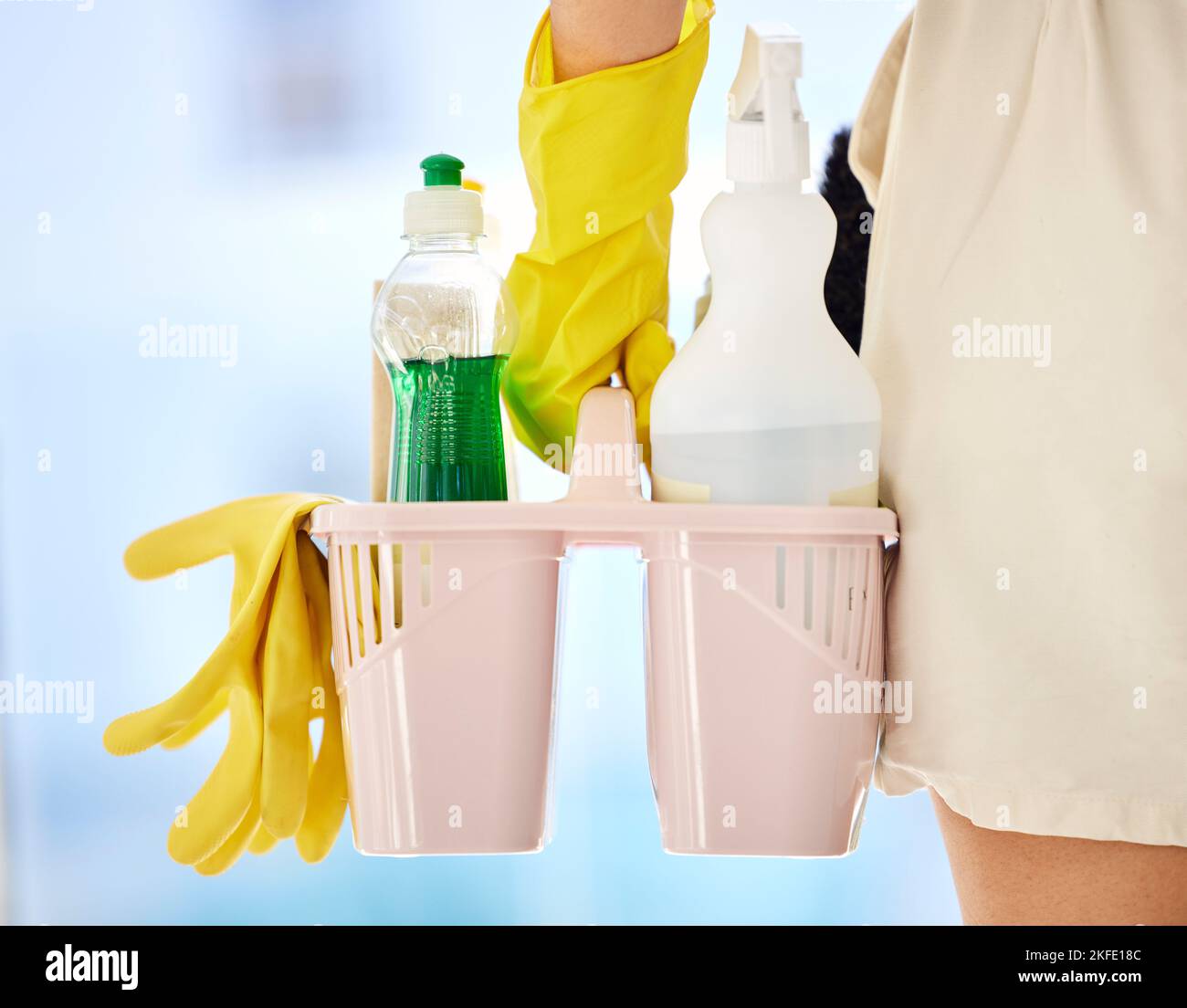 Reinigung, Produkt und Seife mit Händen von Frau mit Eimer für Bakterien, Sicherheit und Chemikalien. Staub, Spray und Flüssigkeit mit Reiniger und Behälter für Stockfoto