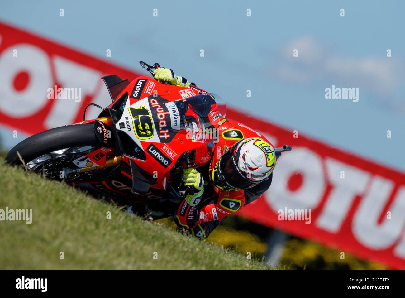 Phillip Island, Australien., 18. November 2022. FIM Superbike World Championship. Freies Üben 2. Alvaro Bautista (Aruba.it Racing Ducati) fährt im zweiten Training über Lukey Heights. Bautista kommt als neu gekrönter FIM Superbike-Weltmeister nach Phillip Island. Stockfoto