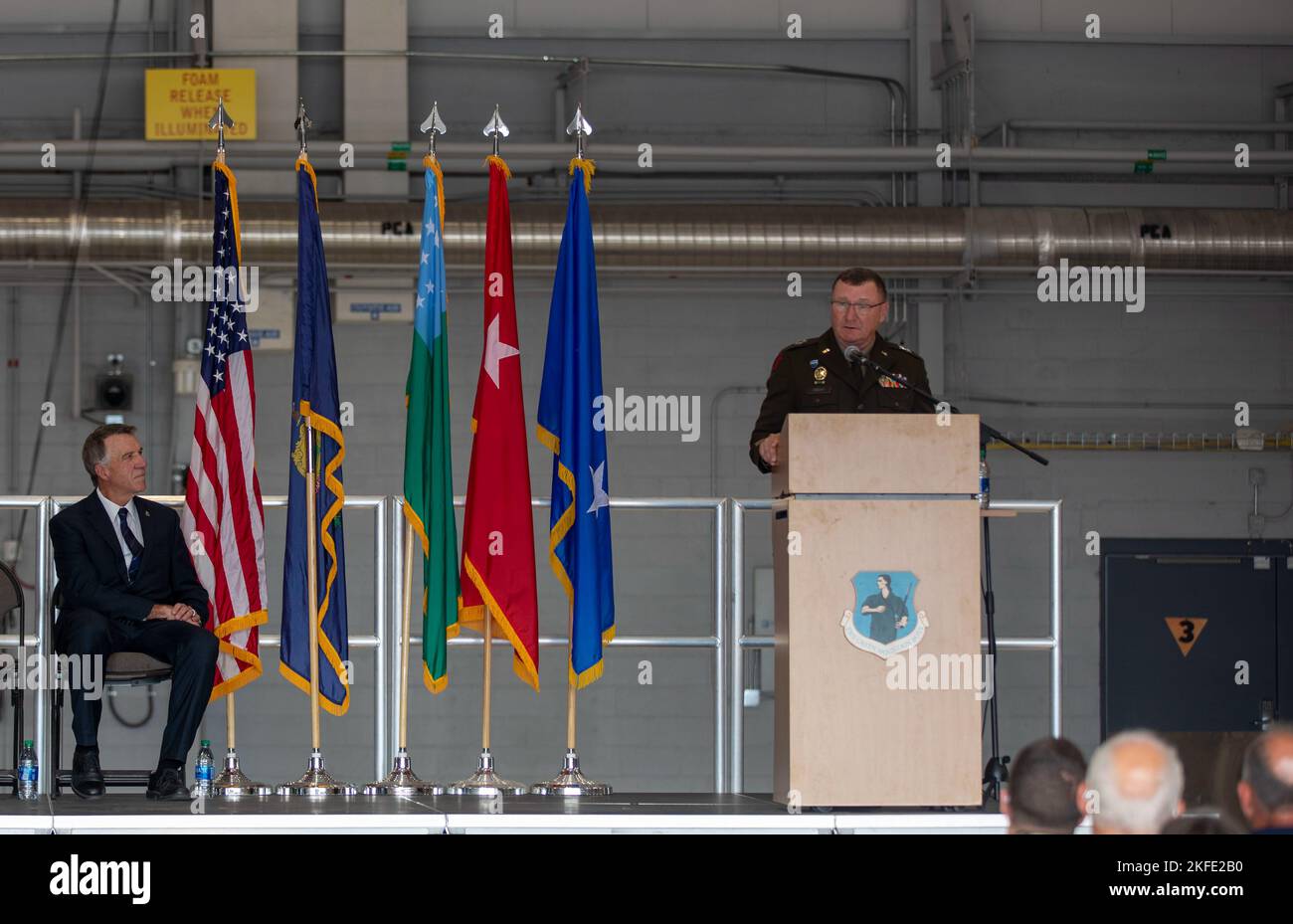 Die Nationalgarde von Vermont veranstaltete am 11. September 2022 ein offenes Haus auf dem Stützpunkt der Vermont Air National Guard in South Burlington, Vermont. Die Veranstaltung war für die Öffentlichkeit zugänglich und zeigte eine Reihe von Karrieren, Ausrüstung und Fahrzeugen, die von Air und Army Vermont Guardsmen genutzt wurden. Das Ereignis gipfelte mit einem Denkmal zur Erinnerung an die Ereignisse, die am und seit dem 9/11/2001 stattgefunden haben. Stockfoto