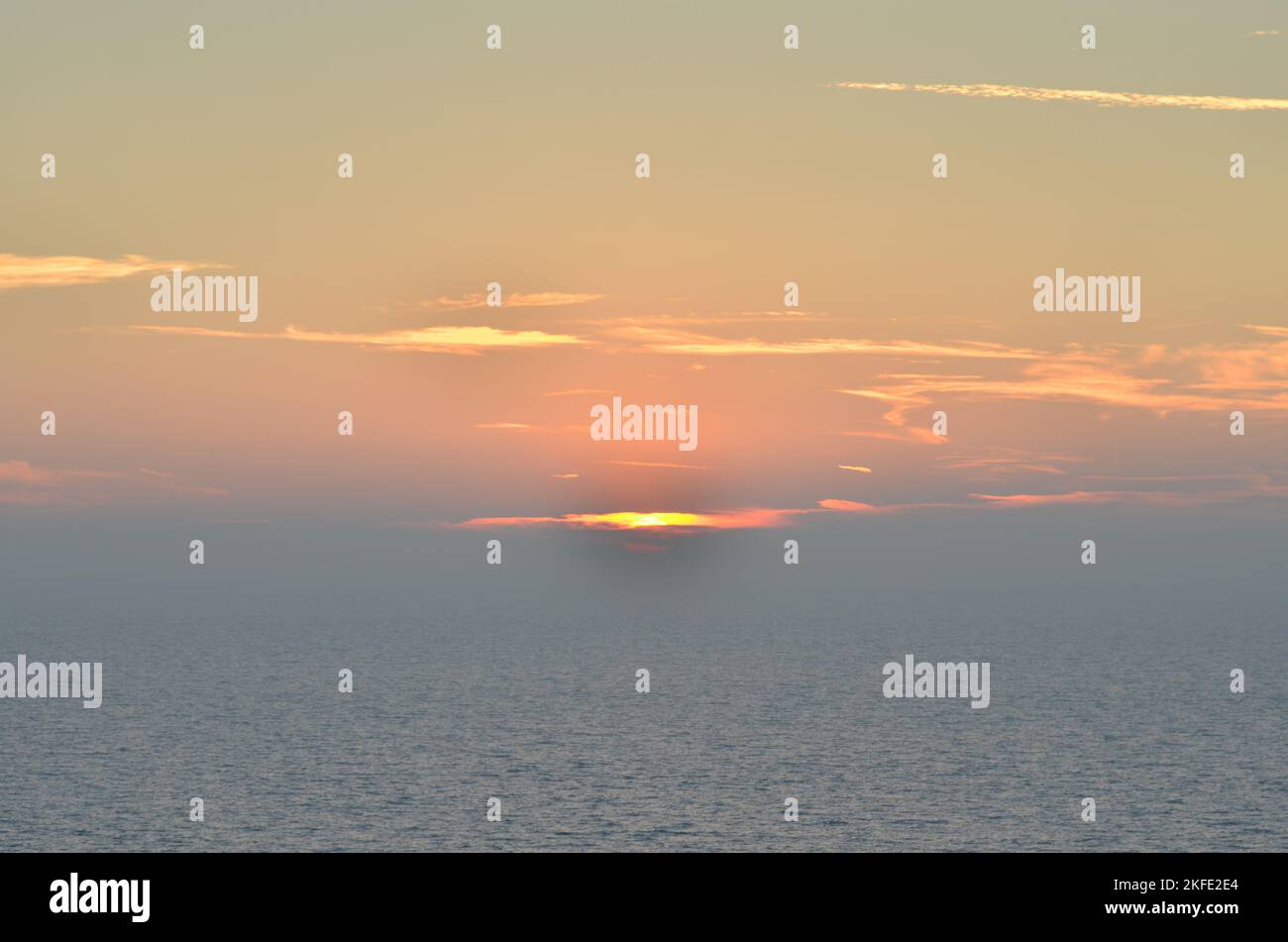 Morgendämmerung am Meer keine Sonne farblich pastellfarbener gradient Ozean Stockfoto