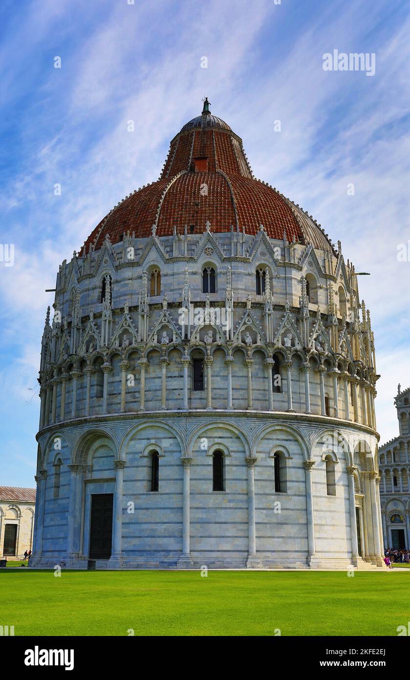 Schiefer Turm in Pisa. Volle Größe Blick auf den weltberühmten Turm von Pisa, isoliert und hochauflösende Pisa Turm Foto. Pizza, Piaza, Pisa Stockfoto