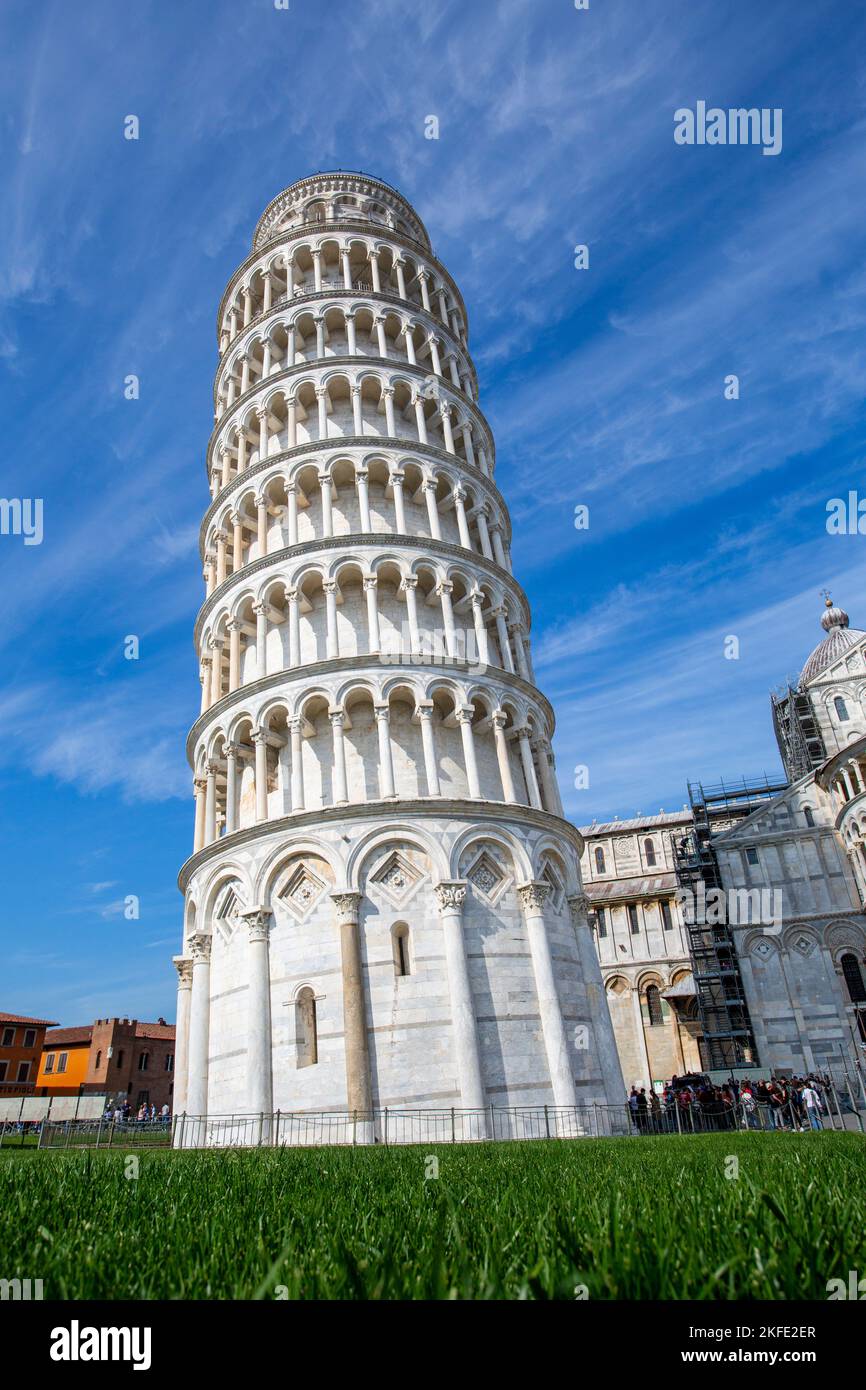 Schiefer Turm in Pisa. Volle Größe Blick auf den weltberühmten Turm von Pisa, isoliert und hochauflösende Pisa Turm Foto. Pizza, Piaza, Pisa Stockfoto