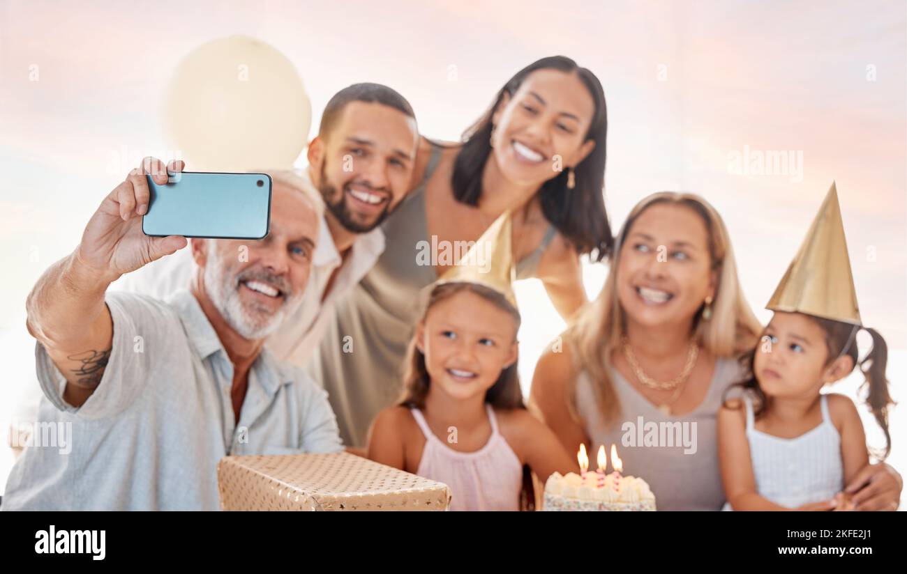 Party, Familie und Geburtstag Telefon Selfie mit Großeltern, Eltern und kleinen Kindern feiern. Interracial, glücklich und Feier mit Geburtstag Stockfoto