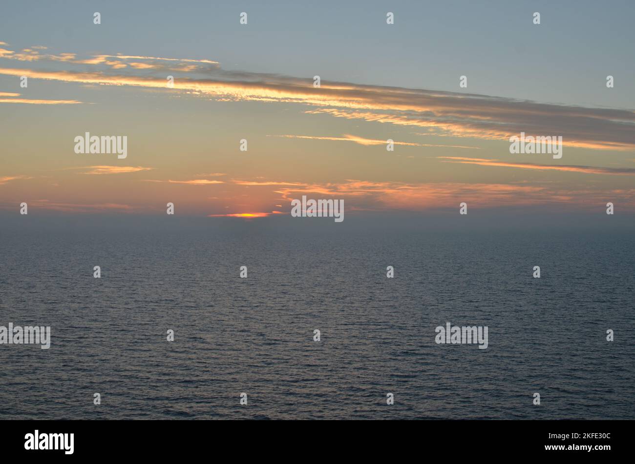 Morgendämmerung am Meer keine Sonne farblich pastellfarbener gradient Ozean Stockfoto