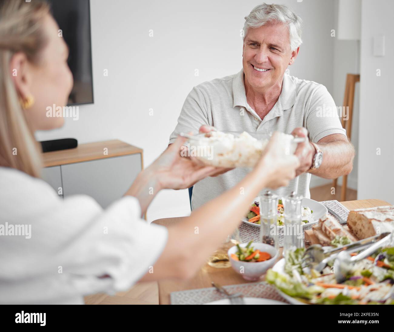 Thanksgiving, Abendessen und Familienpass Essen am Tisch genießen festliche Feier zusammen zu Hause. Liebe, Familie zu Hause und Großvater geben Gericht zu Stockfoto