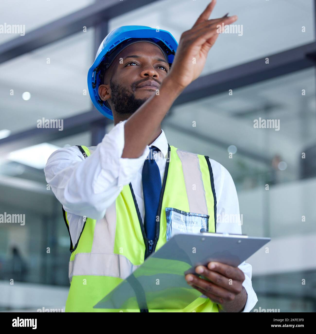 Architektur, Checkliste und Inspektion mit Bauarbeitern Planung für Engineering, Designer und Gebäude. Industrie, Führung und Sicherheit Stockfoto