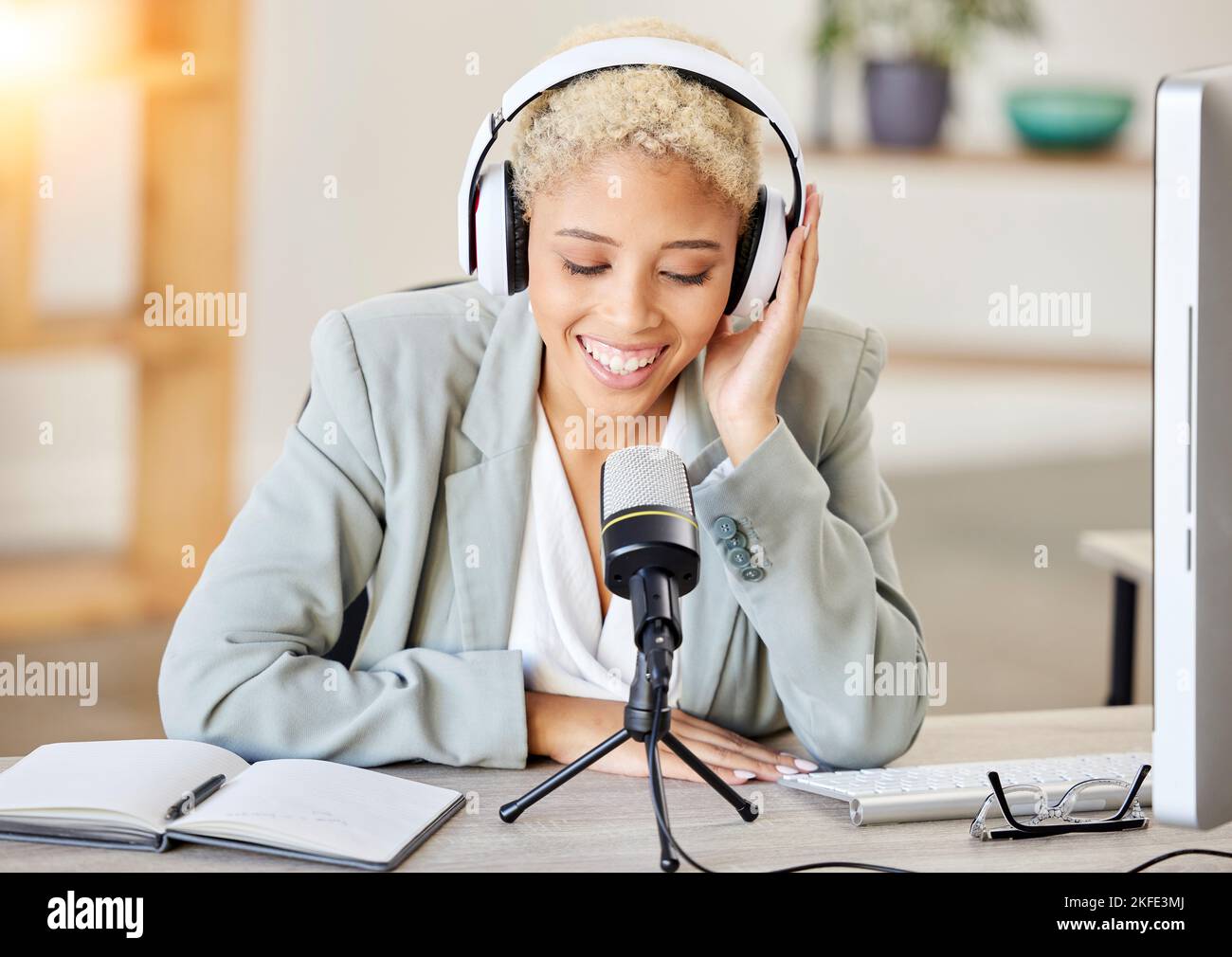 Podcast, Computer und Mikrofon schwarze Frau mit Übertragung, News-Update oder Live-Streaming-Musik im Büro. Wirtschaftsjournalist, Influencer oder Radio Stockfoto