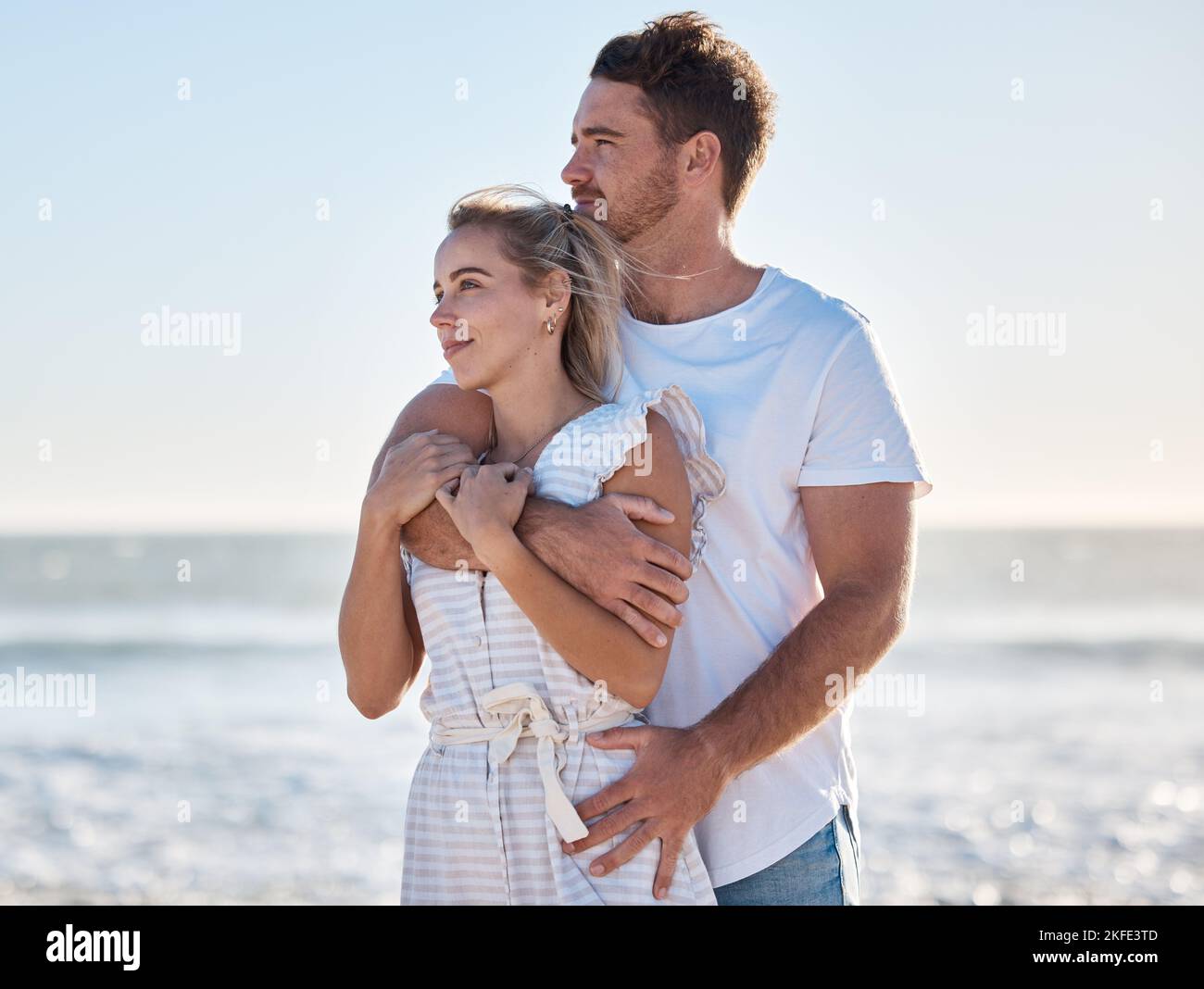 Liebe, umarmt und glückliches Paar am Strand, Reise Urlaub und Jubiläum, Flitterwochen und genießen Sie Hawaii zusammen im Sommer. Junger Mann, Frau und Urlaub bei Stockfoto