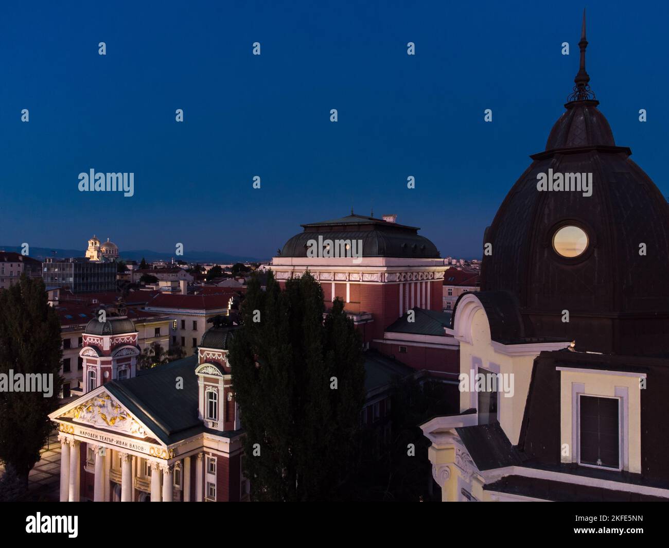 Blick von der Drohne auf Bulgariens Hauptstadt Sofia. Dächer von Häusern, Theater und Kirche. Stockfoto
