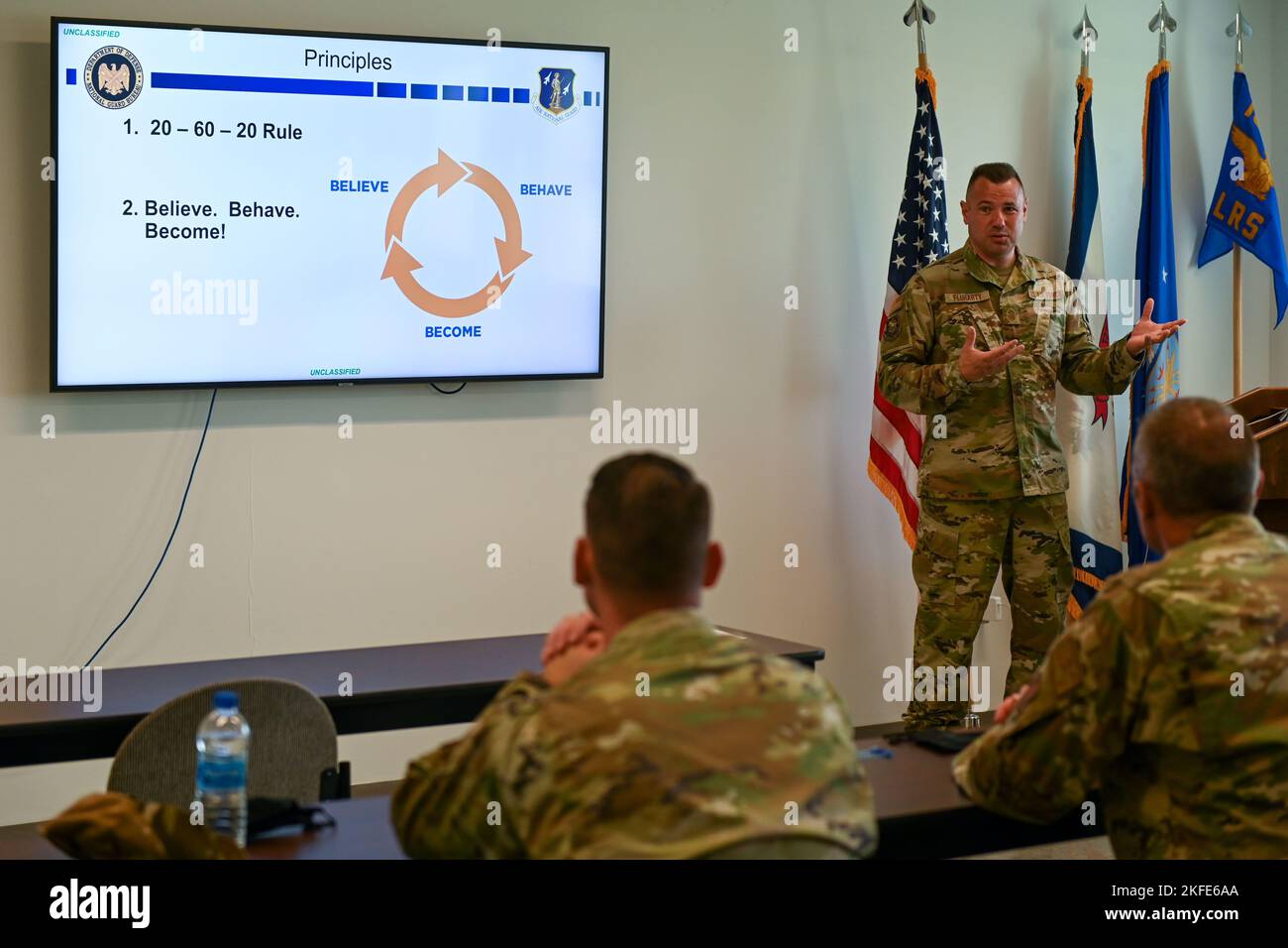 U.S. Air Force Senior Master Sgt. Robert Fluharty, der Human Resource Advisor des Airlift Wing 167., unterrichtet am 11. September 2022 im Airlift Wing 167. in Martinsburg, West Virginia, eine Resilienzklasse. Die Klasse fand einen Teil des Wing Resilience Day 167. statt und bot Airmen verbesserte Fähigkeiten in der Kommunikation und Konfliktlösung. Stockfoto