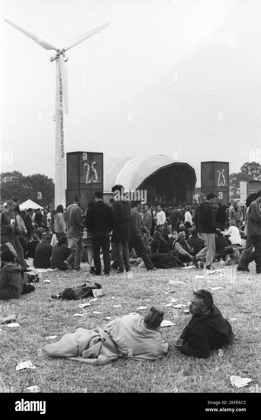 HAUPTBÜHNE, KEINE PYRAMIDENBÜHNE, GLASTONBURY 95: Ein großer Blick auf die Bühne und die Menge im Main Field beim Glastonbury Festival, Pilton Farm, Somerset, England, Juni 1995. 1995 feierte das Festival sein 25-jähriges Bestehen. In dem Jahr, nachdem sie niedergebrannt war, gab es keine Pyramidenbühne. Viele Menschen hatten an dem besonders heißen Wochenende Probleme mit dem Hitzschlag. Foto: ROB WATKINS Stockfoto