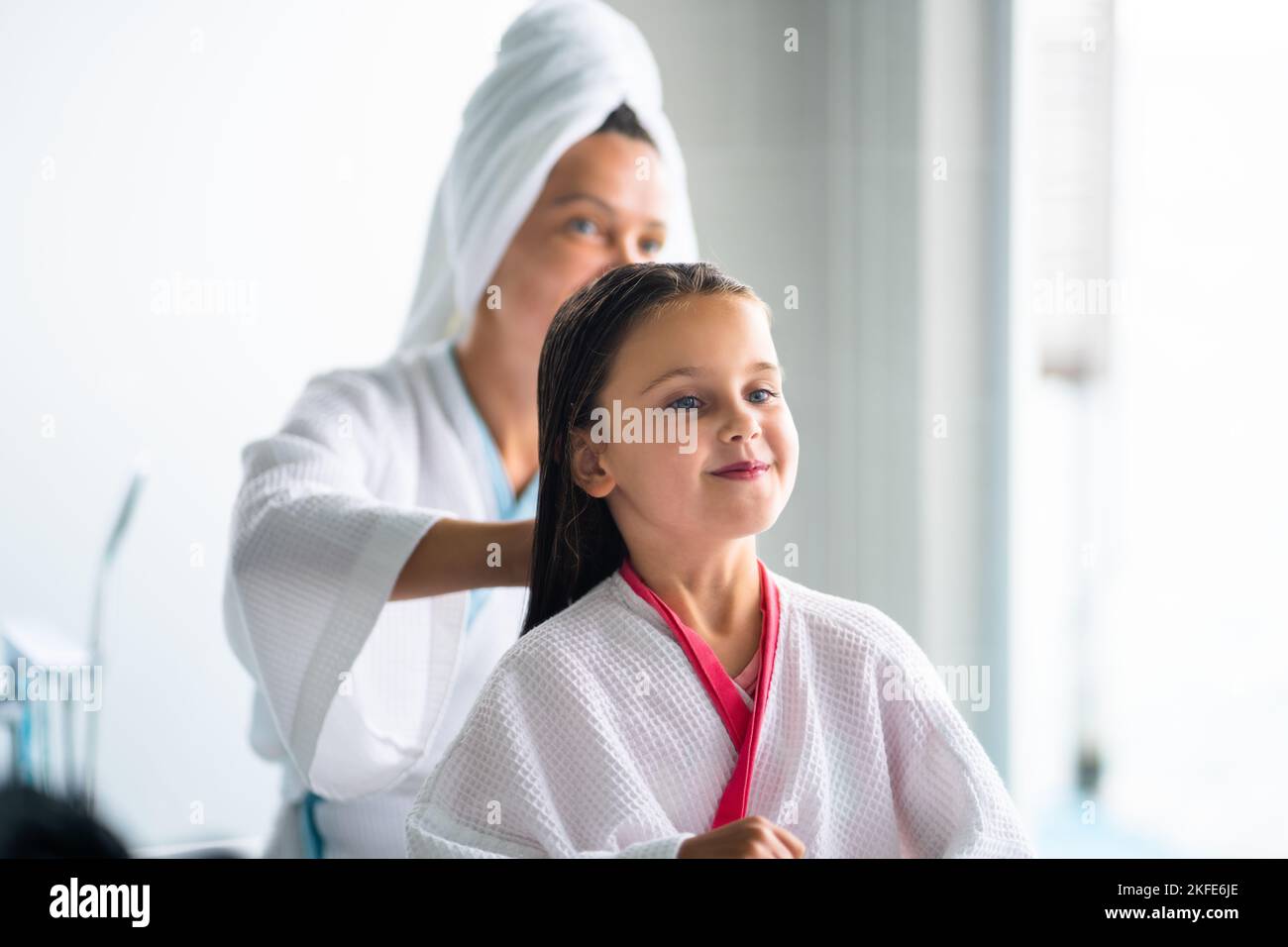 Mama Putzt Tochter Haare. Familien-Spa. Mutter Und Kind Mädchen Stockfoto