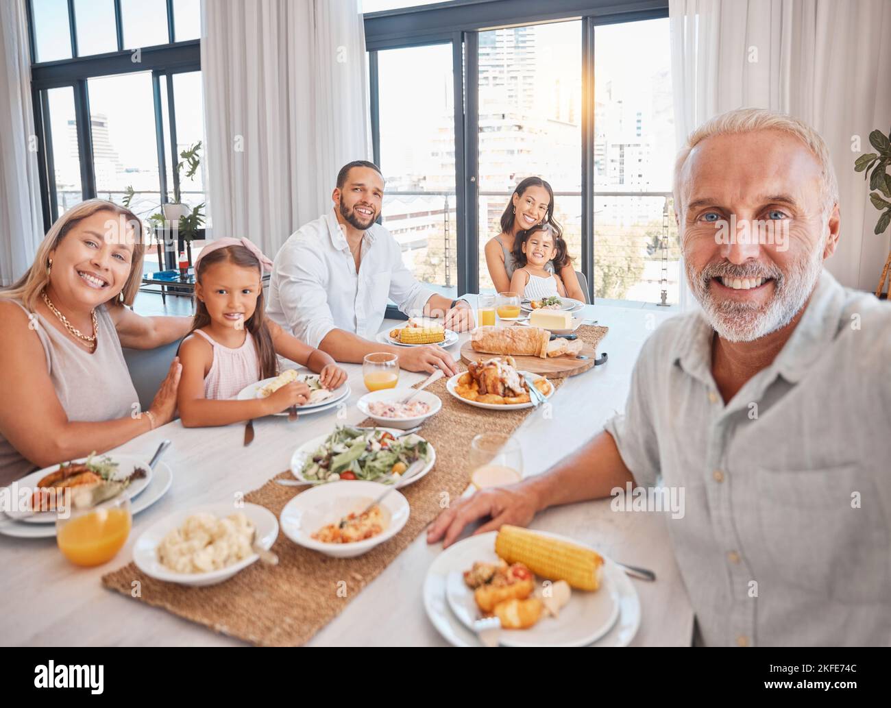 Große Familie, Mittagessen Selfie und Essen auf dem Tisch des Speisesalons des modernen Wohnhauses für eine gesunde Mahlzeit, Bindung Liebe und feiern Ereignis. Glückliche Mutter Stockfoto