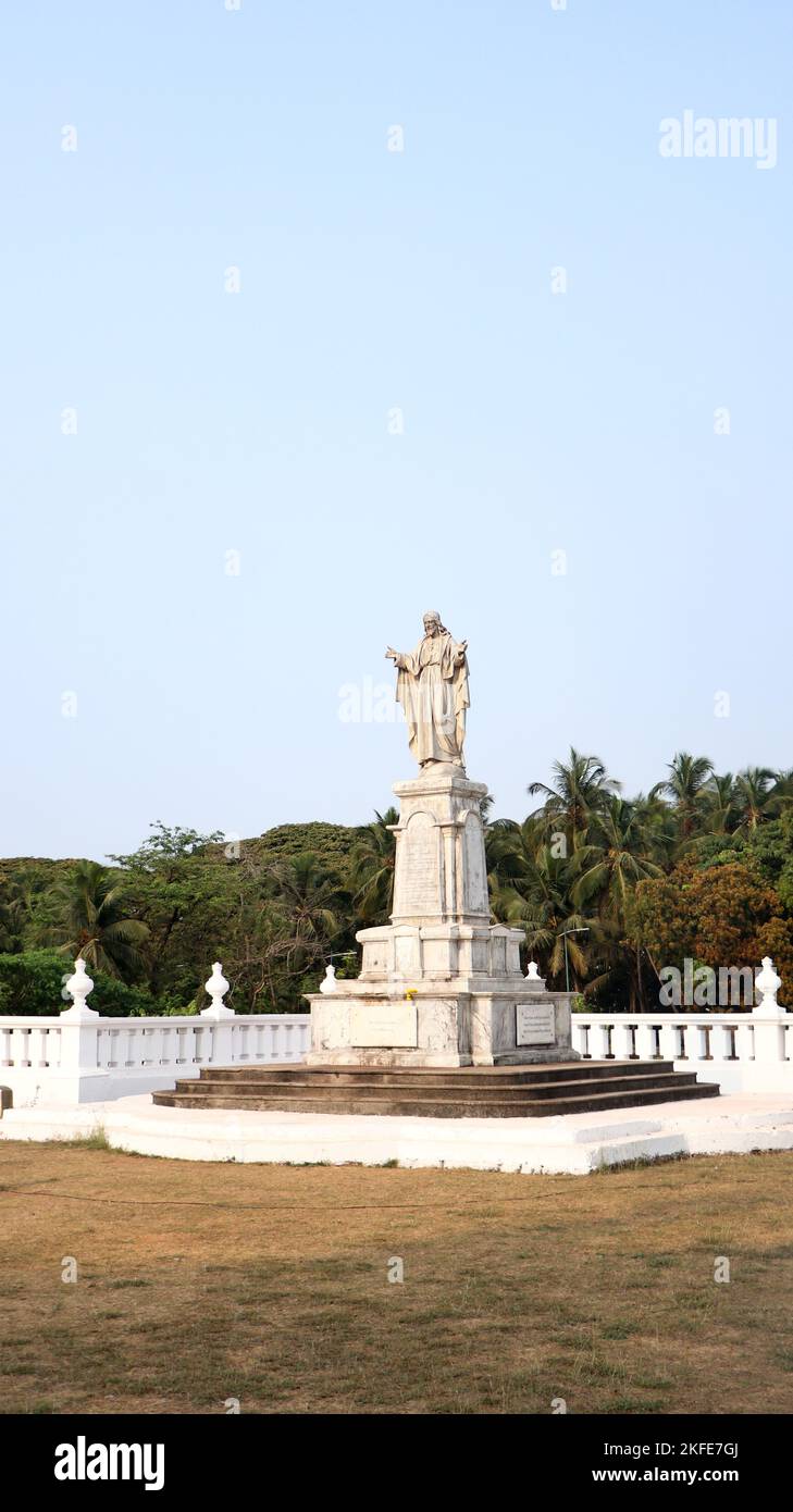 Eine weiße Statue von jesus christus in der Mitte eines Parks an einem hellen Sommertag Stockfoto