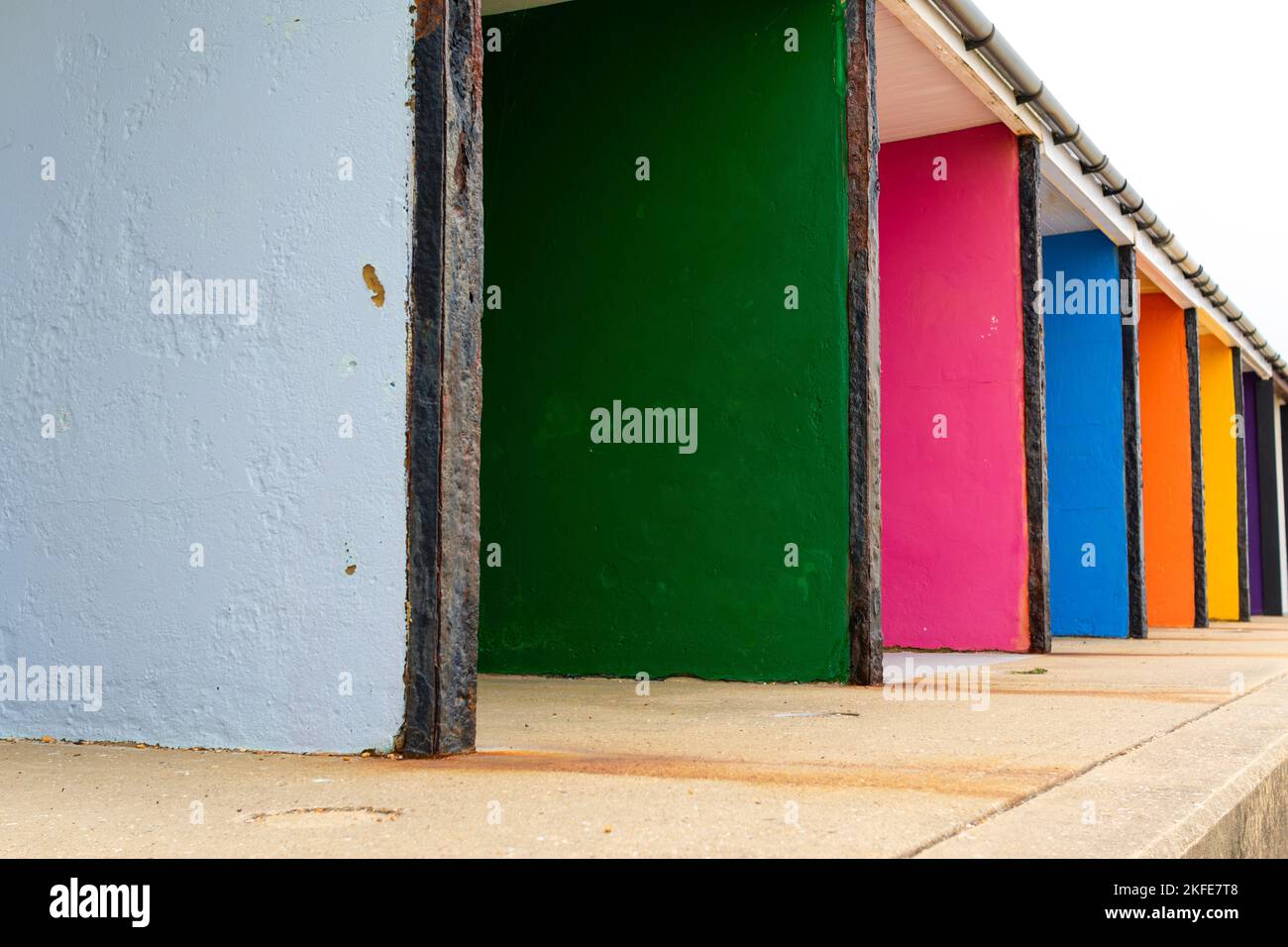 Mehrfarbige Strandhütten, Bexhill-on-Sea, East Sussex, England Stockfoto