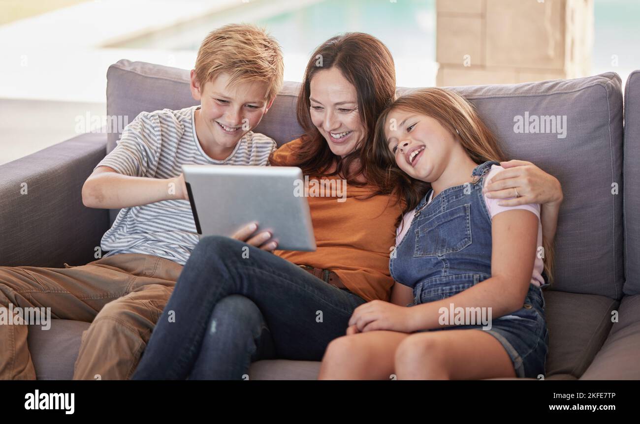 Entspannen, glücklich und Tablet mit Mutter und Kindern auf dem Sofa für Streaming, Internet und Social Media App. Lächeln, Abonnement und Filme mit Mama und Stockfoto