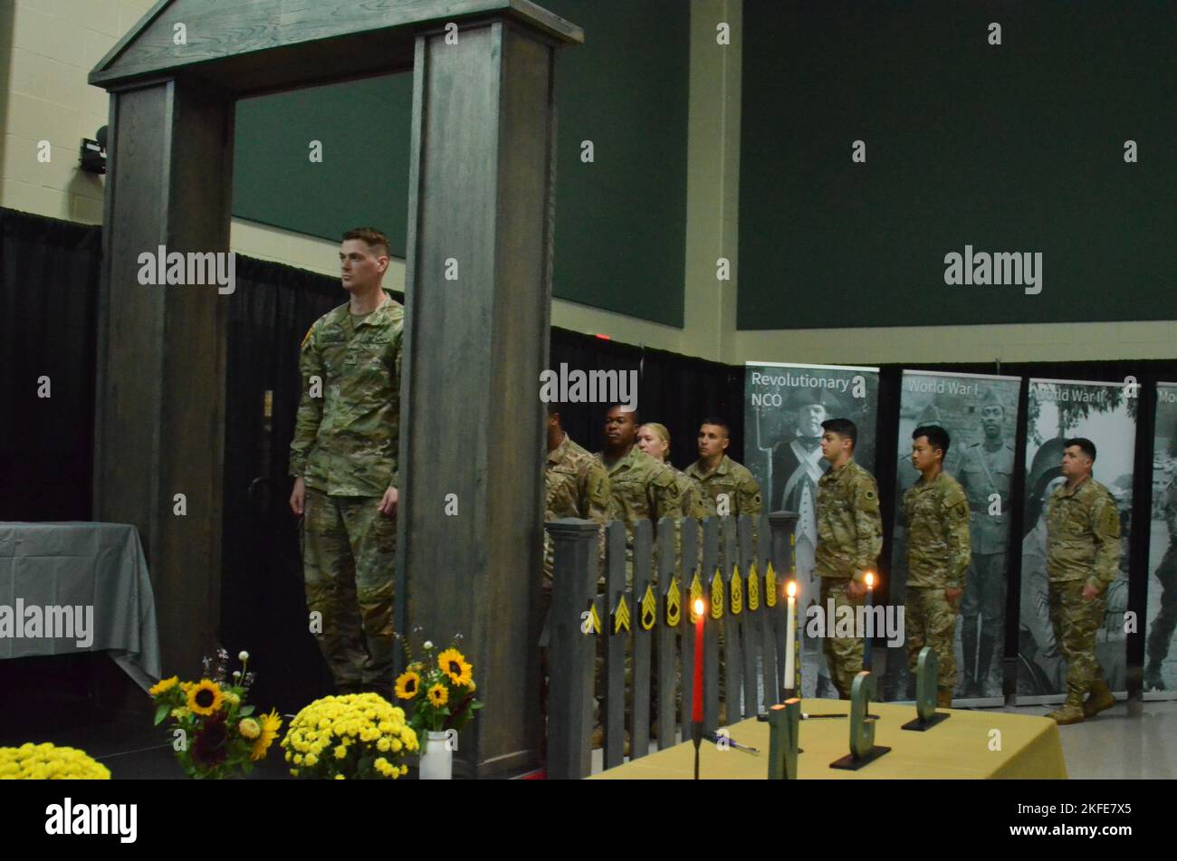 Soldaten des Truppenkommandos 63., Michigan Army National Guard, gehen während einer nicht beauftragten Offiziersinduktionszeremonie durch die Riten der Durchgänge, Joint Force Headquarters, Lansing, Michigan, 11. September, 2022. Die Zeremonie wurde zu Ehren jener Soldaten abgehalten, die kürzlich in die Reihen des Sergeanten befördert wurden. Die Zeremonie soll den Abschied der neu geförderten Sergeanten aus den Junioren markieren und symbolisieren, dass sie nicht mehr nur Anhänger, sondern Führer sind. Stockfoto