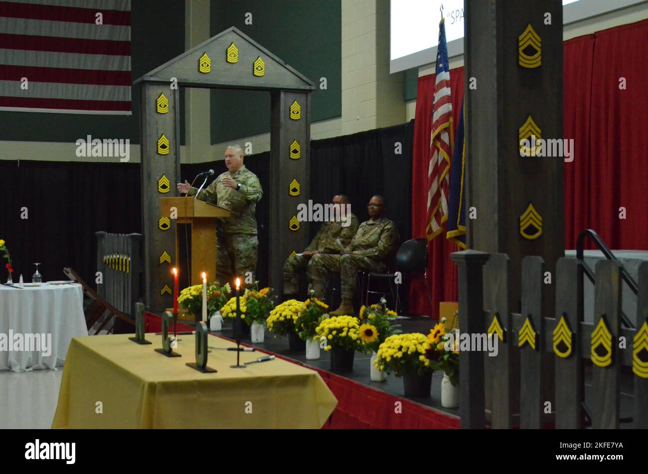 Befehl Sgt. Maj. James Taylor, 63. Truppenkommando, Michigan Army National Guard, spricht mit den Einberufungsberechtigten während einer nicht beauftragten Offiziersinduktionszeremonie, Joint Force Headquarters, Lansing, Michigan, September 11, 2022. Die Zeremonie wurde zu Ehren jener Soldaten abgehalten, die kürzlich in die Reihen des Sergeanten befördert wurden. Die Zeremonie soll den Abschied der neu geförderten Sergeanten aus den Junioren markieren und symbolisieren, dass sie nicht mehr nur Anhänger, sondern Führer sind. Stockfoto