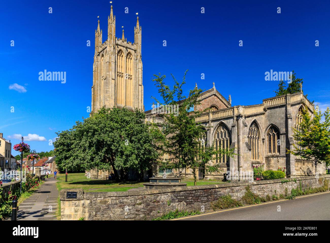 Die Pfarrkirche St. Cuthbert hat einen beeindruckenden Turm in Wells, Somerset, England, Großbritannien Stockfoto