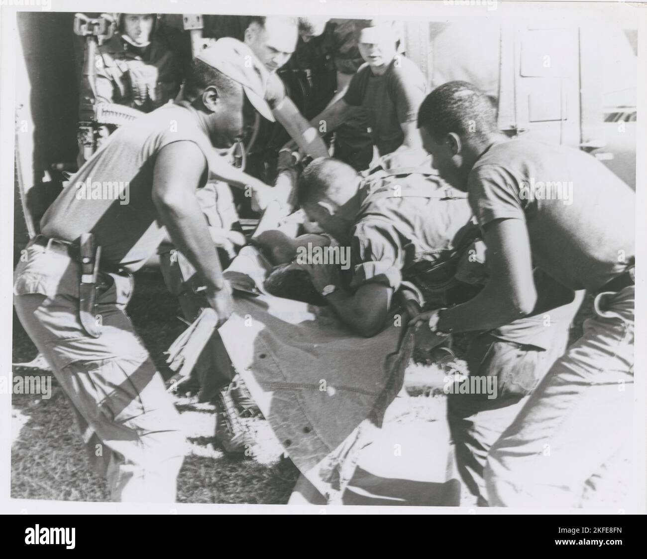 Fallschirmjäger der Airborne Brigade 101., der Mund-zu-Mund-Beatmung eines verletzten Soldaten anwendete, der mit dem Hubschrauber zur medizinischen Clearingstelle in der Nähe von Kontum, Vietnam, 1967, gebracht wurde. Stockfoto