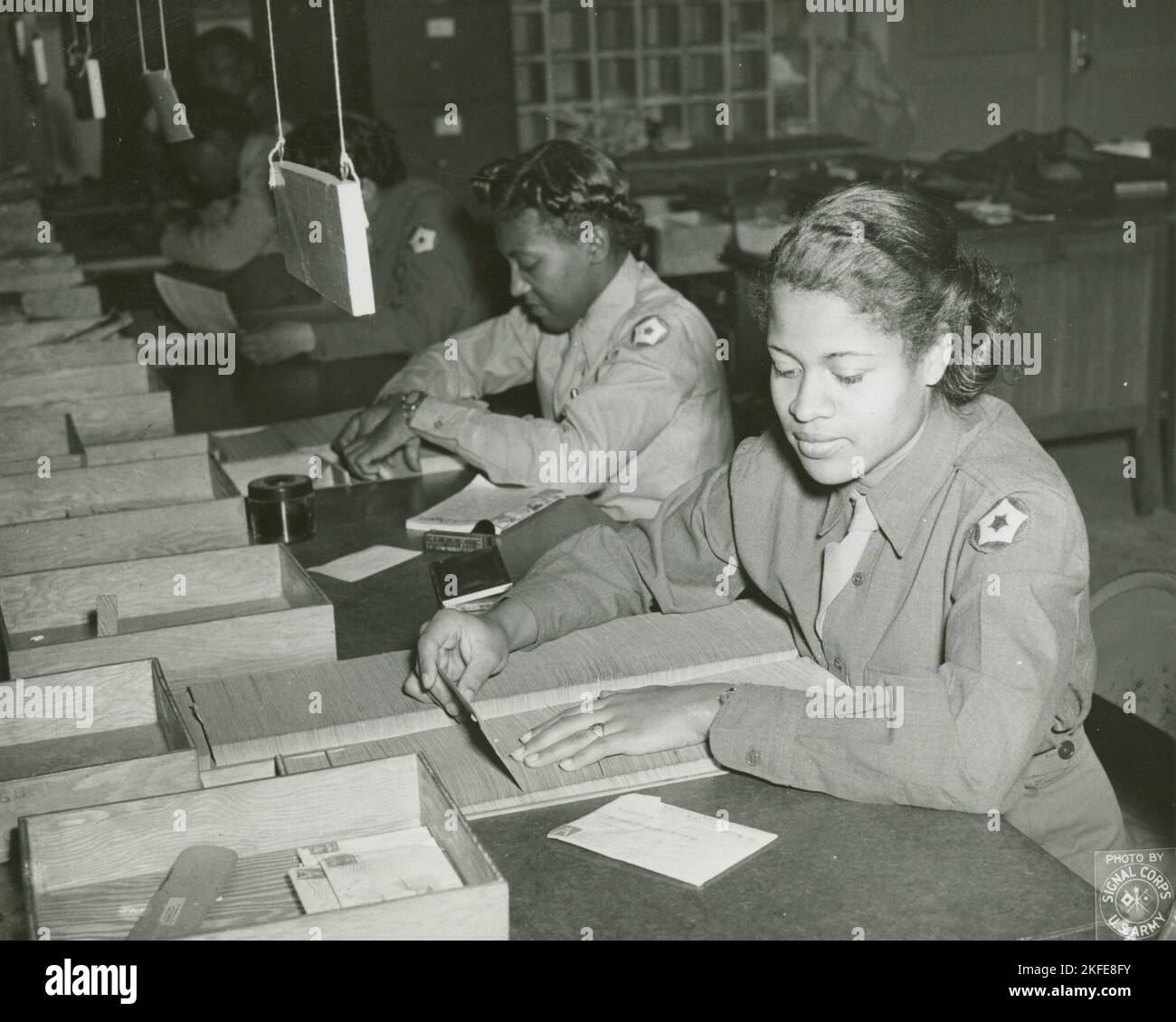 Mitglieder des Frauenarmee-Korps identifizieren falsch adressierte Post für Soldaten, Postlokationsabteilung, Lager Breckinridge, 1943. Stockfoto