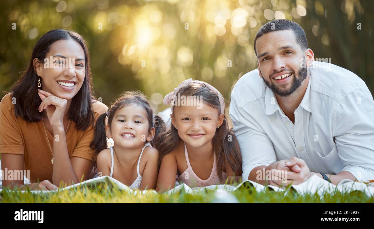 Garten, glückliche Familie und Paar mit Kindern auf der Decke im Park für Sommer Picknick und Familie Zeit zusammen. Natur, lieben und entspannen auf Gras, Porträt Stockfoto